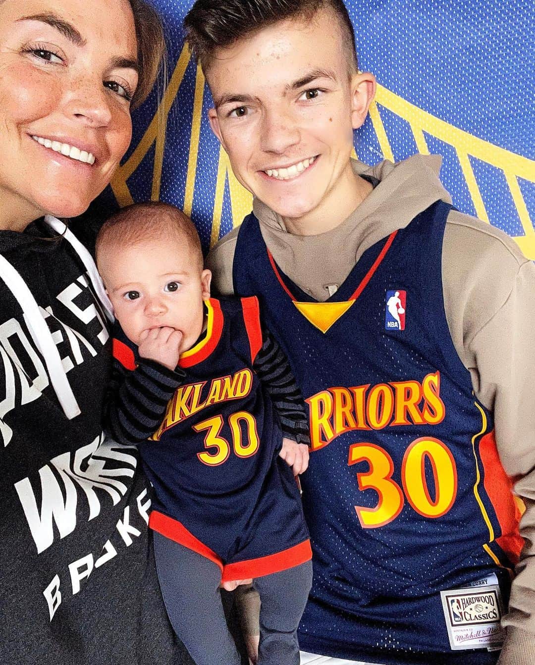 ジェシカ・シーバのインスタグラム：「Game Day! BB’s first @stephencurry30 jersey, AND Jack & Dad get to go to the game! 😍」