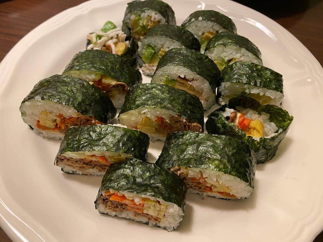 のインスタグラム：「節分👹“Setsubun” festival   節分にちなんで巻き寿司初挑戦です。お刺身を買いに行けなかったので、冷蔵庫にあるもので作ってみました😋  I made sushi rolls for my first time! I couldn’t go buy the sashimi so just made it with some things in my fridge 🤣  #節分 #鬼は外福は内 #手作り #おうちごはん #sushirolls」