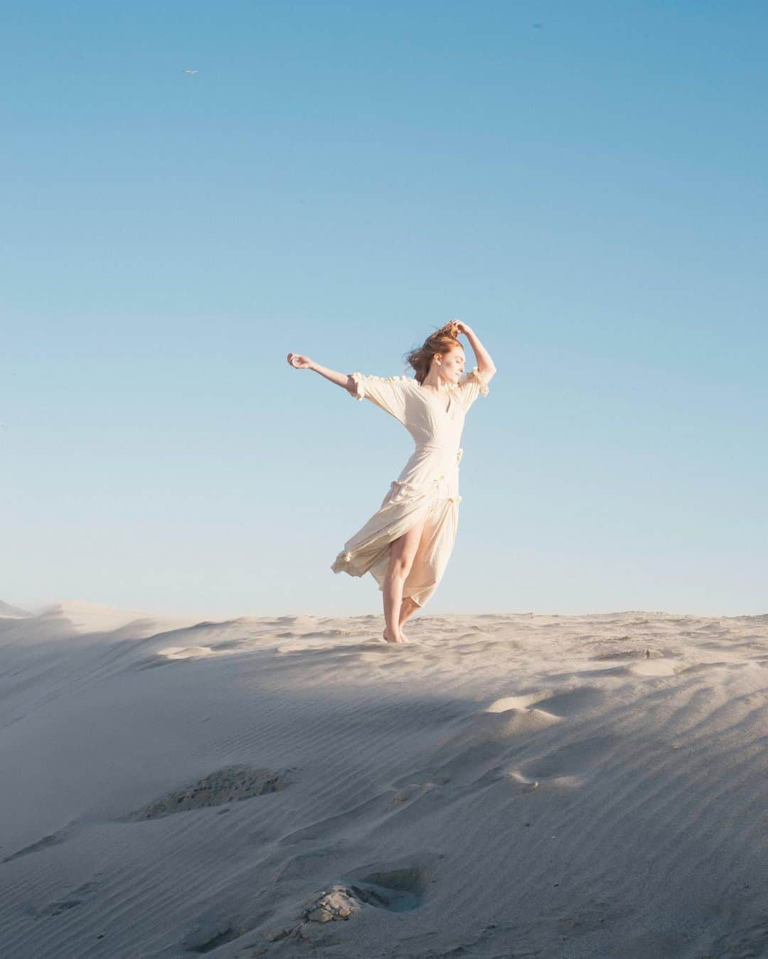 のインスタグラム：「Remembering the sea and sunshine with @tyferg」