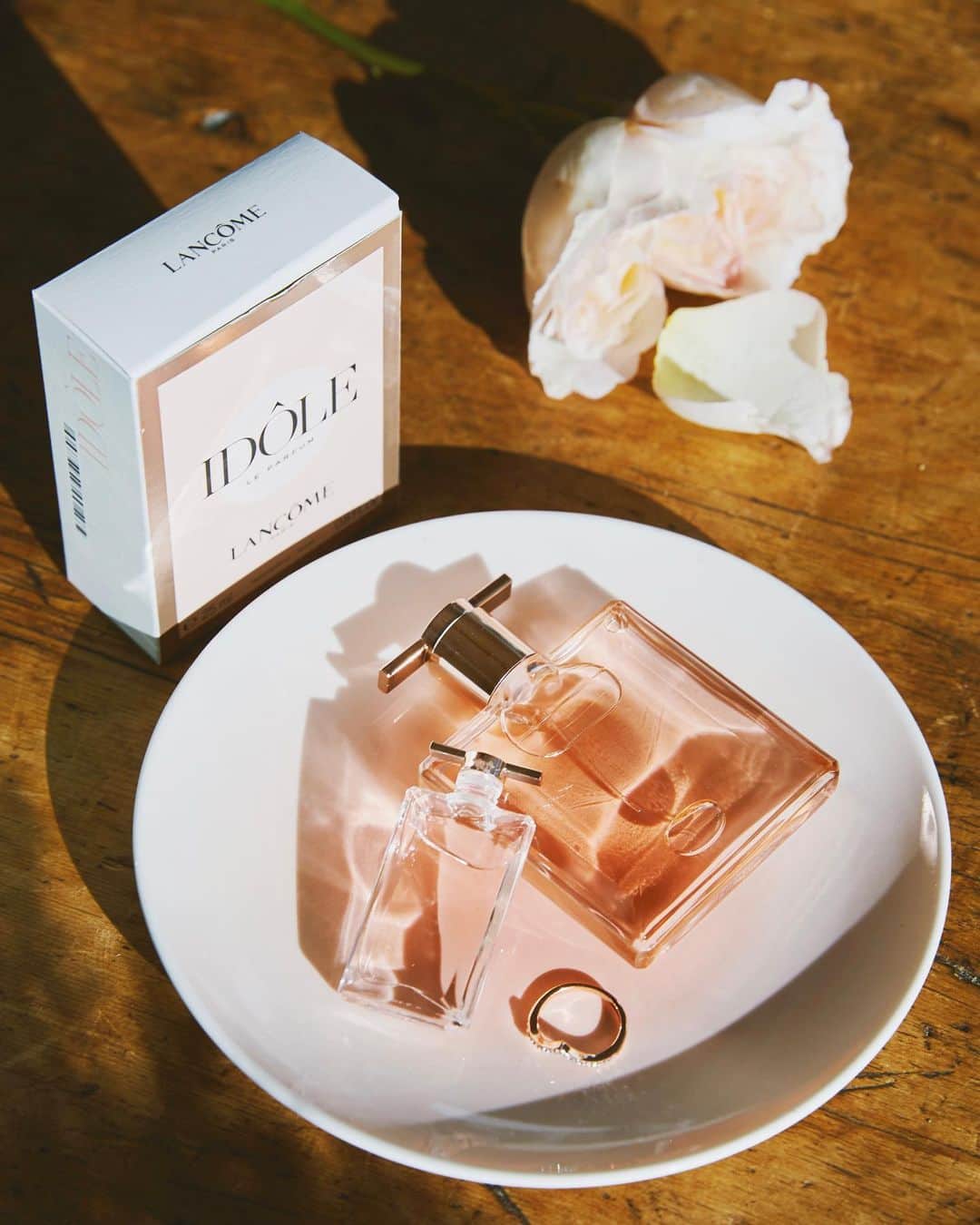 Macy'sのインスタグラム：「Made for women, by women — 3 talented perfumers from across the world united to create a sophisticated yet unapologetically modern fragrance with notes of bright citrus, clean rose & jasmine. (It’s almost like this was made for galentines?) • Tap the link in our bio to shop Valentine’s Day gifts that bring us closer.」