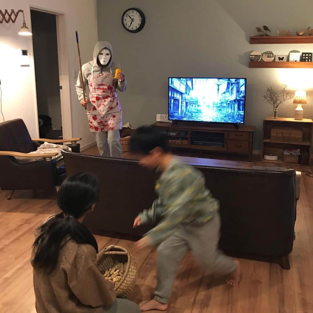 Ayakoのインスタグラム：「2021.02.03 ・ アーーーハハハハハハハ！ ・ 笑い袋から流れる笑い声と共に今年も奴がやって来た… ・ 恐怖のあまり顔を引きつらせながらも渾身の力で豆を投げつける息子。 ・ 弟の必死さに笑いを堪えながらも黒衣に徹し彼の為に豆を拾い続ける娘。 ・ ・ 姉弟の温度差が如実に現れた124年ぶりの2月2日節分の日。 ・ 夫曰くブギーマンを意識したらしいのだが、どこから見ても拭いきれないラファエル感。 ・ 父ちゃん、節分の意味を理解しているのだろうか… ・ ・」