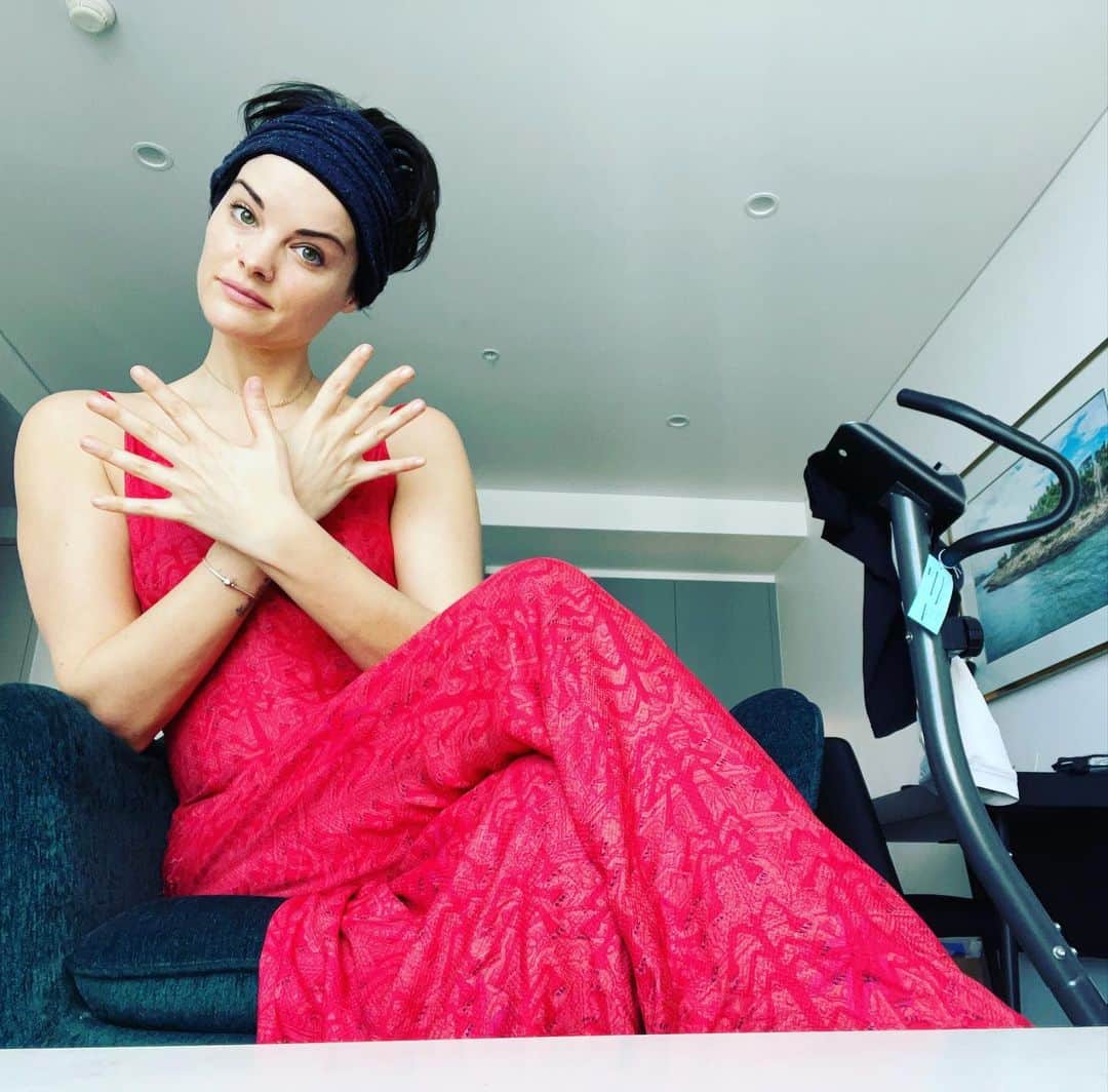 ジェイミー・アレクサンダーのインスタグラム：「Happy Quarantine Day 9 from me, the flies and the exercise bike that has transformed into a drying rack for my laundry. Also, I have aged. #sydney #australia」
