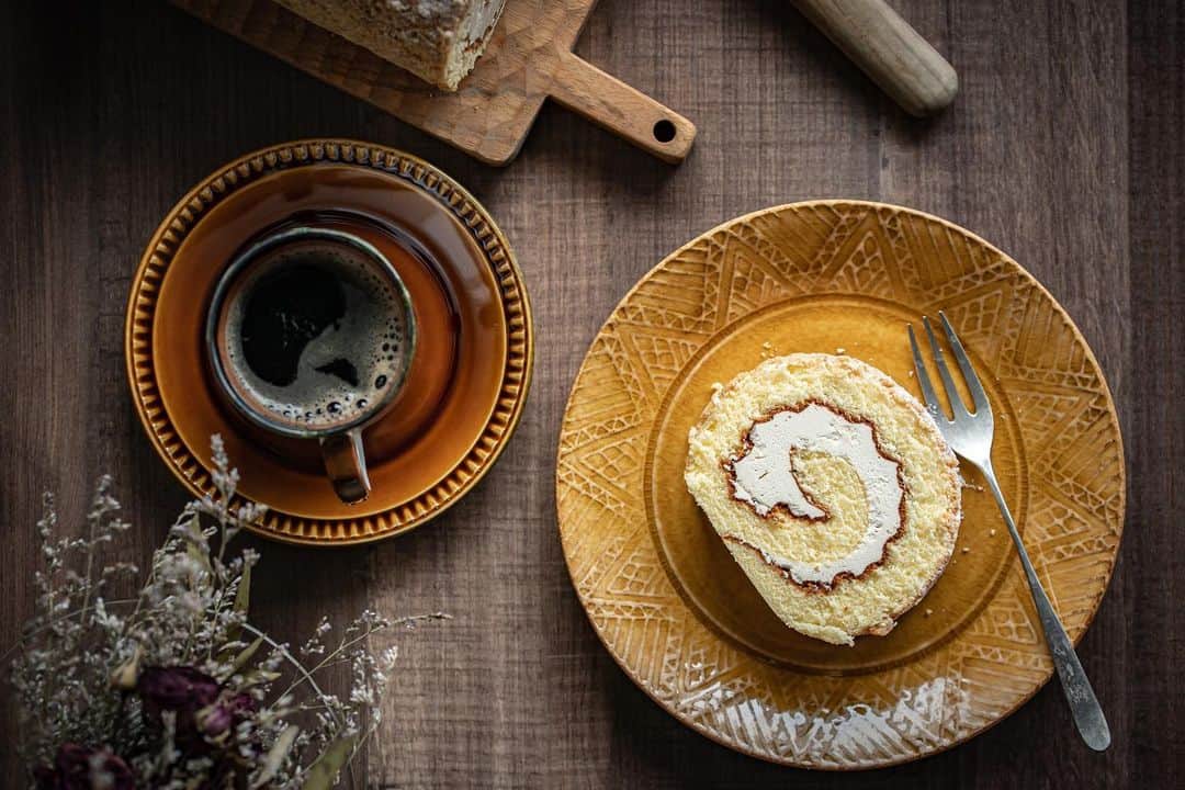 ひとみのインスタグラム：「・ ・ アーモンドバタークリームのロールケーキ  またまたシュロスガッセ・モーツァルトのケーキを頂いて、家族で堪能したのはもう先月の話😅  「いつ行っても並びます」 と仰られていて、頂くばかりで大変恐縮です😅 いつも何かしらでモーツァルトのケーキを頂くので、大好きですが自分で訪れて並んで買った事はないので…😅 いつか必ず😂💓  こちらの烏城通りも大好き❣️ 最近食べてないからまた食べたいな… 今度岡山行ったら買おう😂💓 ・ ・ ・」
