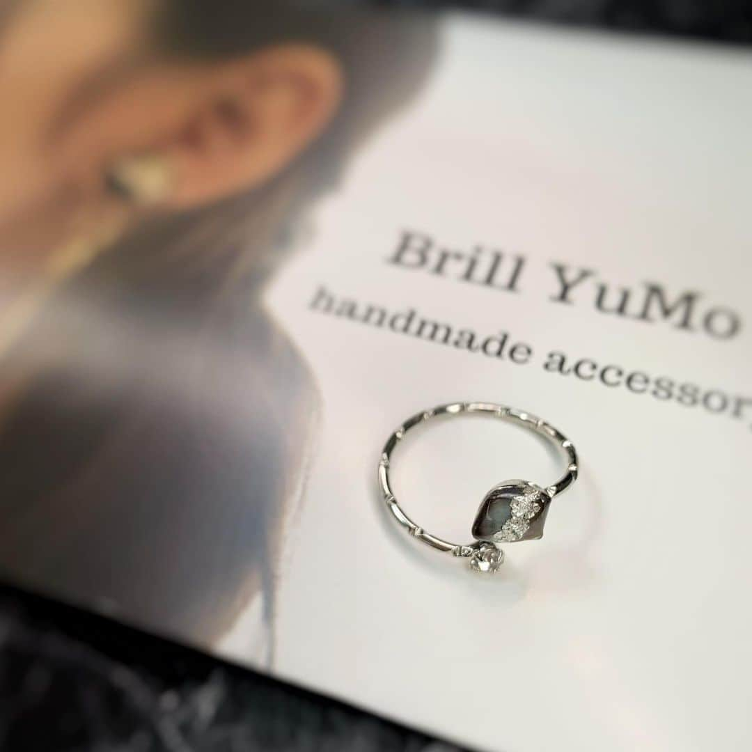 板野優花さんのインスタグラム写真 - (板野優花Instagram)「💍Brill YuMo ハンドメイドリング @brillyumo ・ お気づきの方もいるかもですが ここ最近、リングにハマっていて お気に入りを見つけてはお迎えしてます☺️💓 普段の服装が派手な方ではないから リングもシンプルなデザインが好き🥰 ・ 今回お迎えしたのはパウアシェルに 銀箔があしらわれているのが印象的なハンドメイドリング✨ 小さい方の石はチェコガラスだって☺️💓 ・ リング大好きなんだけど これ！と思ったやつがサイズ合わないとか よくあって悔しい思いをするんだけど 今回のリングは芯が真鍮製らしく 5～20号くらいまでサイズチェンジできるそう！✨ フリーサイズ本当にありがたい🙏💕 ・ モチーフ同士の間隔をあけたり、サイズが変えられるから ファランジリングにもできたり 日によってつける場所を変えられるのも嬉しい🥳💓 ・ #brillyumo #ブリルユーモ #フォークリング #ハンドメイドリング #おすすめアクセサリー #天然石アクセサリー #手作り指輪 #ファランジリング #フリーサイズリング #真鍮リング #シェルリング #ガラスストーン #おしゃれさんと繋がりたい #ゆーろの可愛いメモ  #シルバーアクセサリー #ユニセックスアクセサリー #リング  #アクセサリー好き  #手フェチ #置き画 #置き画くら部 #pr」2月3日 9時46分 - yuka_itano