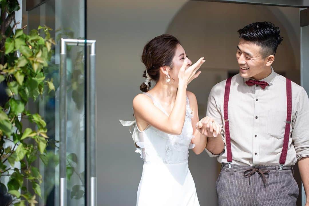 H.I.S. ウェディング（エイチ・アイ・エス）さんのインスタグラム写真 - (H.I.S. ウェディング（エイチ・アイ・エス）Instagram)「≪🌸本日の花嫁🌸≫ . 親友とのファーストミート✨  お友達が待ち構えていた瞬間💗 結婚式ってどの一瞬にもドラマがあって感動の連続です🥺  ーWEDDINGー Wedding at  イルドレ Time 17:30 Plan ヒトトキ　 Photografer ラヴィファクトリーKETA @okinawa_laviephotography @ke_ta.photography  Place #仲泊ビーチ #ビオスの丘 Bride:@r.c_wedding  アンケートにご協力くださいました新郎新婦様、 誠にありがとうございました🙌🌟  ──────────────────── 挙式を終えられた新郎新婦さまの加工なしのリアルなお写真です🥰  式場選びのご参考にされてみてくださいね🕊 ────────────────────  . ⭐️〜お得情報〜⭐️ [初夢フェア開催中🌈]  人気の沖縄や国内を中心に2021年の挙式がお得に❗️  🆕国内前撮りや、軽井沢、北海道をはじめ全国の国内挙式もお得にできるプランをご用意しています🌼💗  詳しくは、TOPのプロフィールよりホームページをご覧ください🖥 @his_wedding  . . ‥‥‥‥‥‥‥‥‥‥‥‥‥‥‥‥‥‥‥‥‥‥‥‥‥‥‥‥‥‥‥‥ . ▶︎ハッシュタグのあとに「チャペル名his」 で検索してみてね！ HISの先輩花嫁のお写真が見られるよ🕊 . . ▶︎みなさんのご質問にお答えします♡ 『海外挙式ってどんな感じ？』 『予算は？』 『準備期間は？』 『まずどうしたらいいの？』 など、疑問や質問があればコメント欄に入れてね😉❣️ お答えしていくよ♪ . ▶︎HISで挙式をされた花嫁さんは　#his卒花  とハッシュタグを入れてね！ こちらで紹介してもいいよ、という方はDMお待ちしてます♪ . ──────────────────── #hisウェディング #沖縄ウェディング  #リゾート婚 #リゾート挙式 #リゾートウェディング #結婚式準備 #プレプレ花嫁 #幸せバトン #日本中のプレ花嫁さんと繋がりたい #沖縄花嫁 #沖縄結婚式 #2021春婚 #2021秋婚 #プロポーズ #理想の結婚式  #his花嫁 #沖縄挙式準備 #撮影ポーズ #沖縄好きな人とつながりたい #式場探し出し中 #沖縄ウェディングフォト#リゾ婚 #フォトスポット #イルドレhis #緑　#パークフォト」2月3日 9時47分 - his_wedding