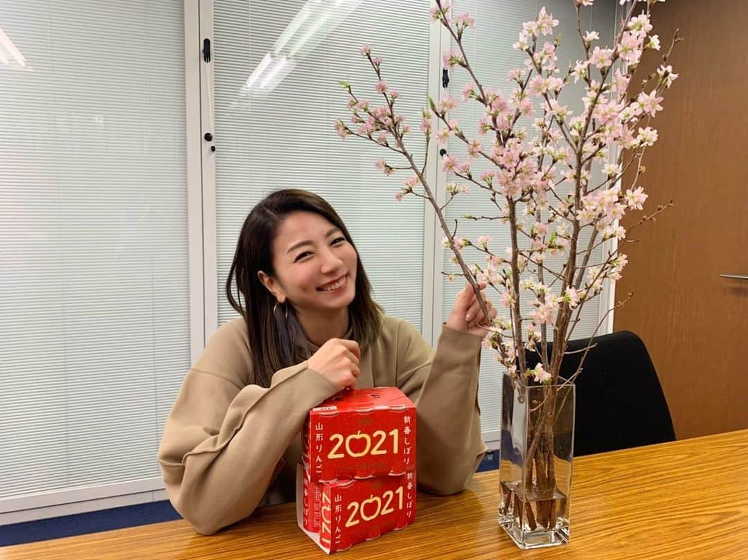 青木愛さんのインスタグラム写真 - (青木愛Instagram)「JAやまがたさんが、桜とりんごジュースを送ってきてくださいました🌸🍎♡﻿ ﻿ 山形県が日本一の出荷量を誇る啓翁桜という桜で、冬に花を咲かせるそうです🌸﻿ ﻿ なんだか一足先に春を感じることができました💛﻿ ﻿ JAやまがたさん、ありがとうございました☺️」2月3日 9時50分 - aiaoki_official