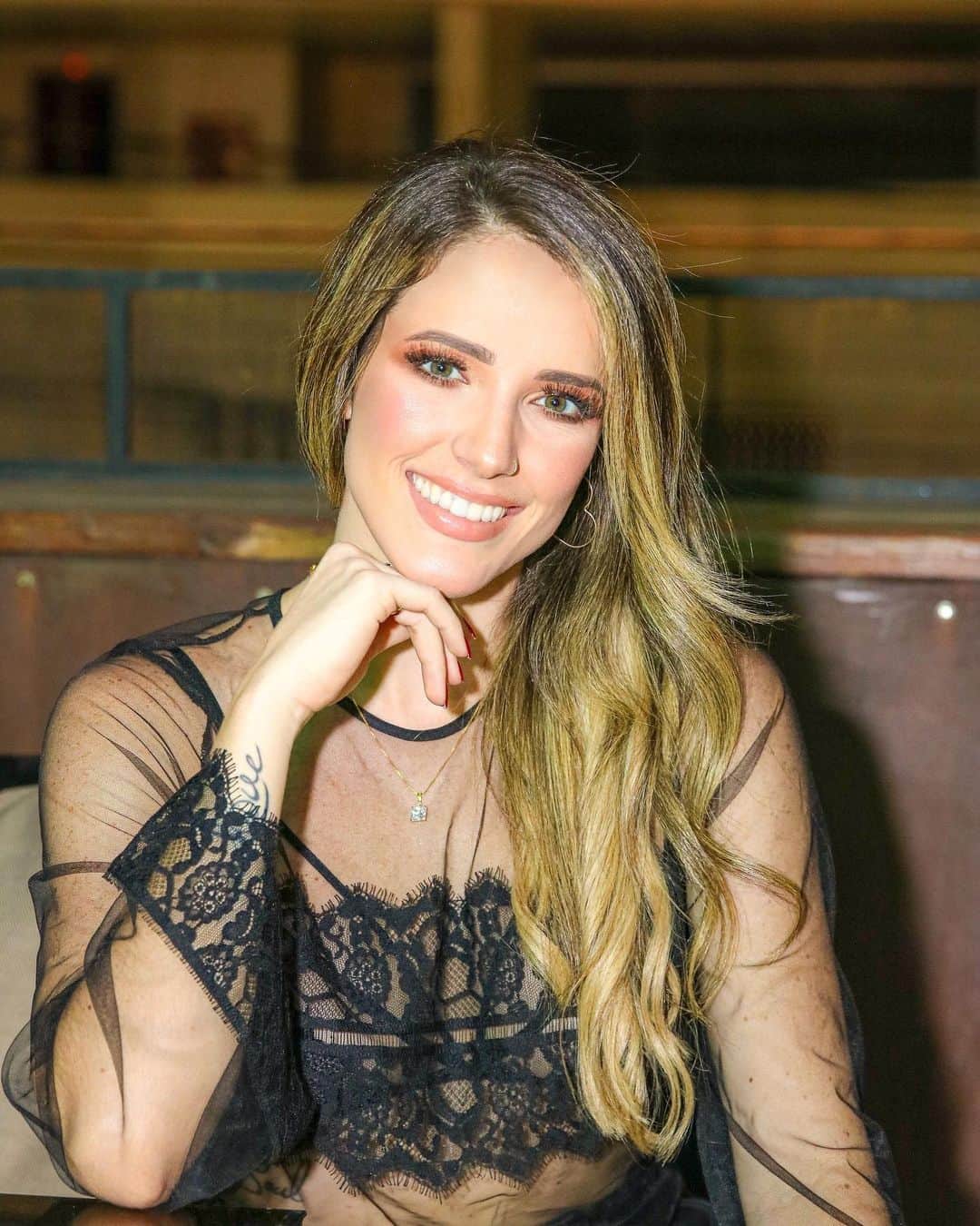 ナターリア・ガウジオのインスタグラム：「Mais uma da série: com risadinha ou sem risadinha?? Gostei das duasss! 🥰✨👠💋🔊💁🏼‍♀️❤️ #love #nightout #happiness #smile #outfit #photoshoot」