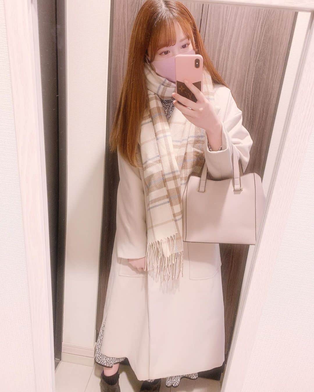 平野もえのインスタグラム：「この冬かなりお世話になったコート♡ 暖かくて着やすい😌  #私服 #私服コーデ #コート #お気に入り #白だから汚さないように気をつけなきゃ」