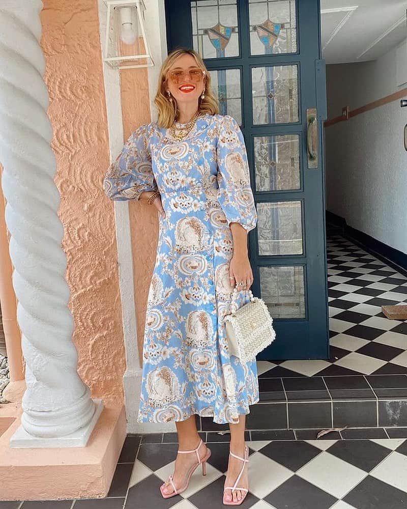 アリスマッコールのインスタグラム：「Pretty prints and puffed sleeves via @eloisejaksic 🦋 #aliceMcCALL」