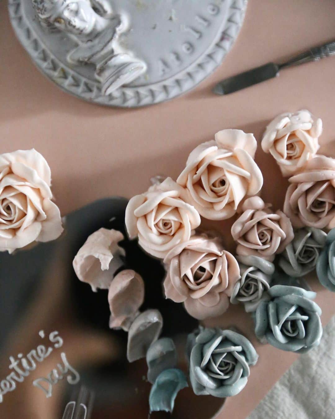 청담 수케이크 (atelier soo)さんのインスタグラム写真 - (청담 수케이크 (atelier soo)Instagram)「ㅡ Wilton color. Red.  윌튼컬러레드사용법 ❤️ 나만의컬러포토폴리오  ㅡ Buttercream flower  #flower #cake #flowercake #partycake #birthday #bouquet #buttercream #baking #wilton #weddingcake ㅡ www.soocake.com」2月3日 10時05分 - soocake_ully