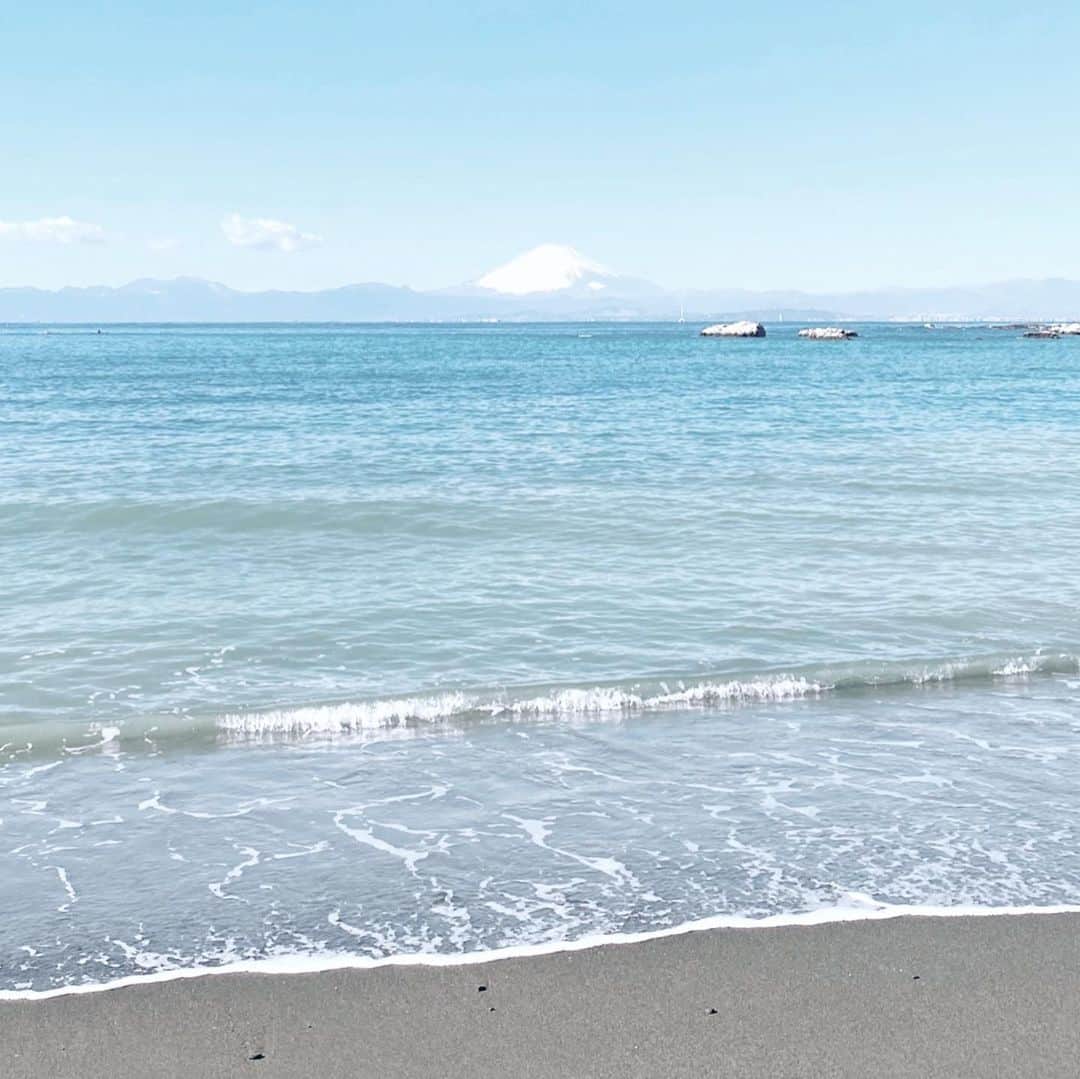 Hiroe Hiranoさんのインスタグラム写真 - (Hiroe HiranoInstagram)「立春。 朝のビーチラン🌞  海と太陽と富士山と。 気持ちいい時間✨  今年になり、 新たなルーティンを始めました💨🏃‍♀️ ランシューズも新調。  良きスタート🌈  #beachrun #run #beachlife #ocean #mtfuji #hayama #wellness #health」2月3日 10時06分 - hiroe_hirano