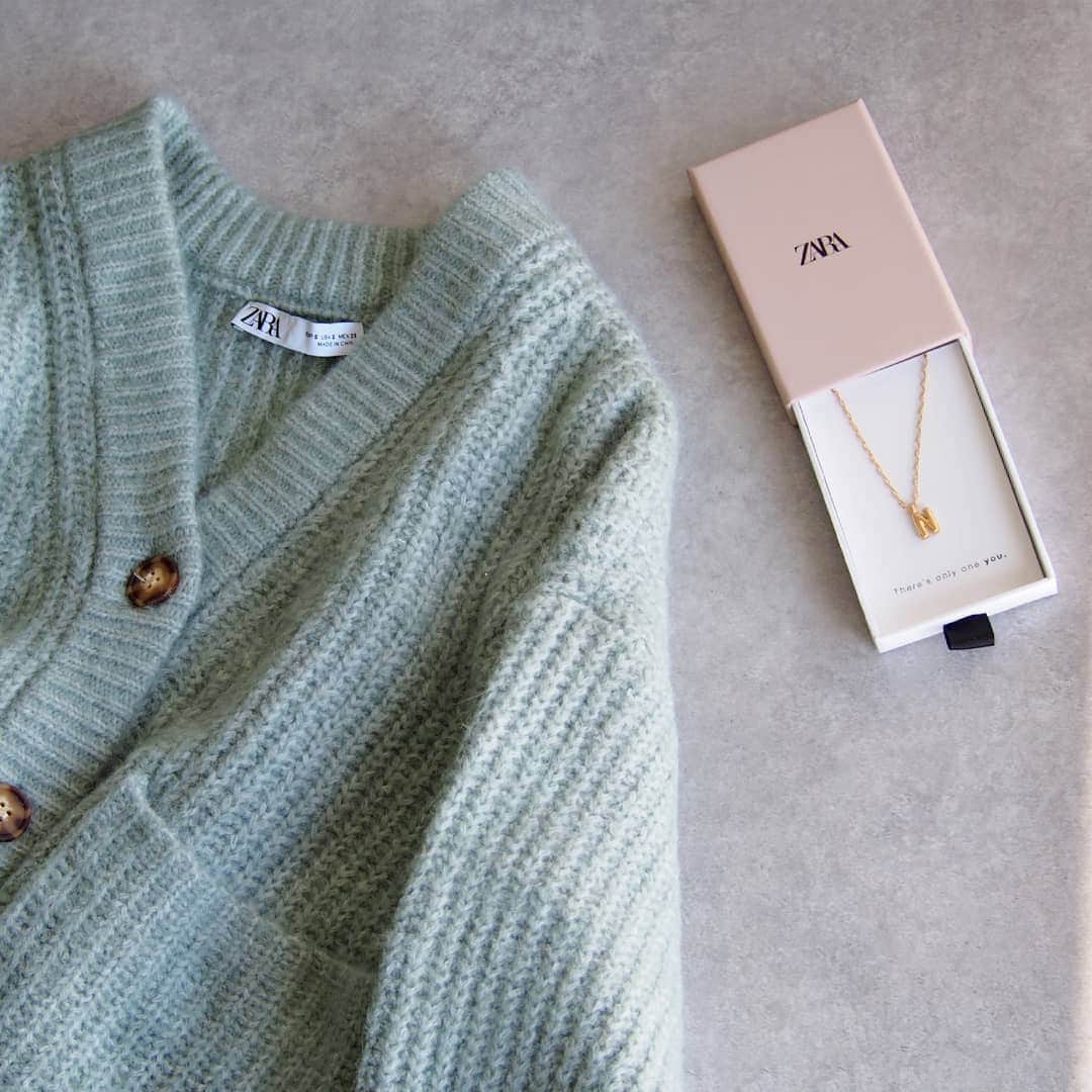 nori0620のインスタグラム：「最近のzaraでのお買い物  saleになっていた 春らしいライトグリーンのカーディガン  イニシャルネックレス 丸みのあるフォルムがかわいい 長さの調節も♪  #instafashion#fashion#code#zara#zara#カーディガン#ライトグリーン#春カラー#イニシャルネックレス#アクセサリー#ネックレス#zaraコーデ#」