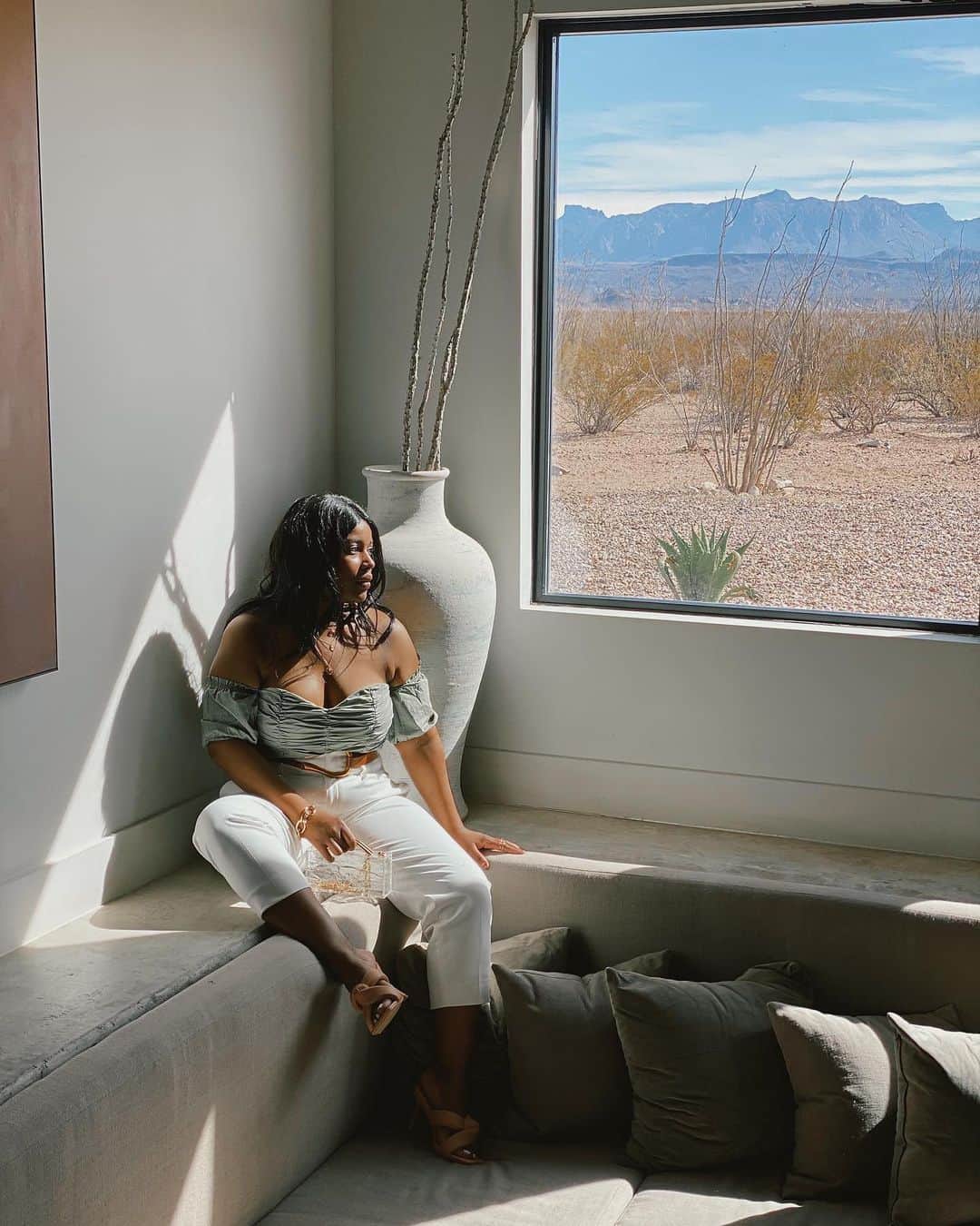 Banana Republic のインスタグラム：「Absolutely loving @boldnrarity styling our Avery pant for warmer days. (The view is nice too.) #ItsBanana」