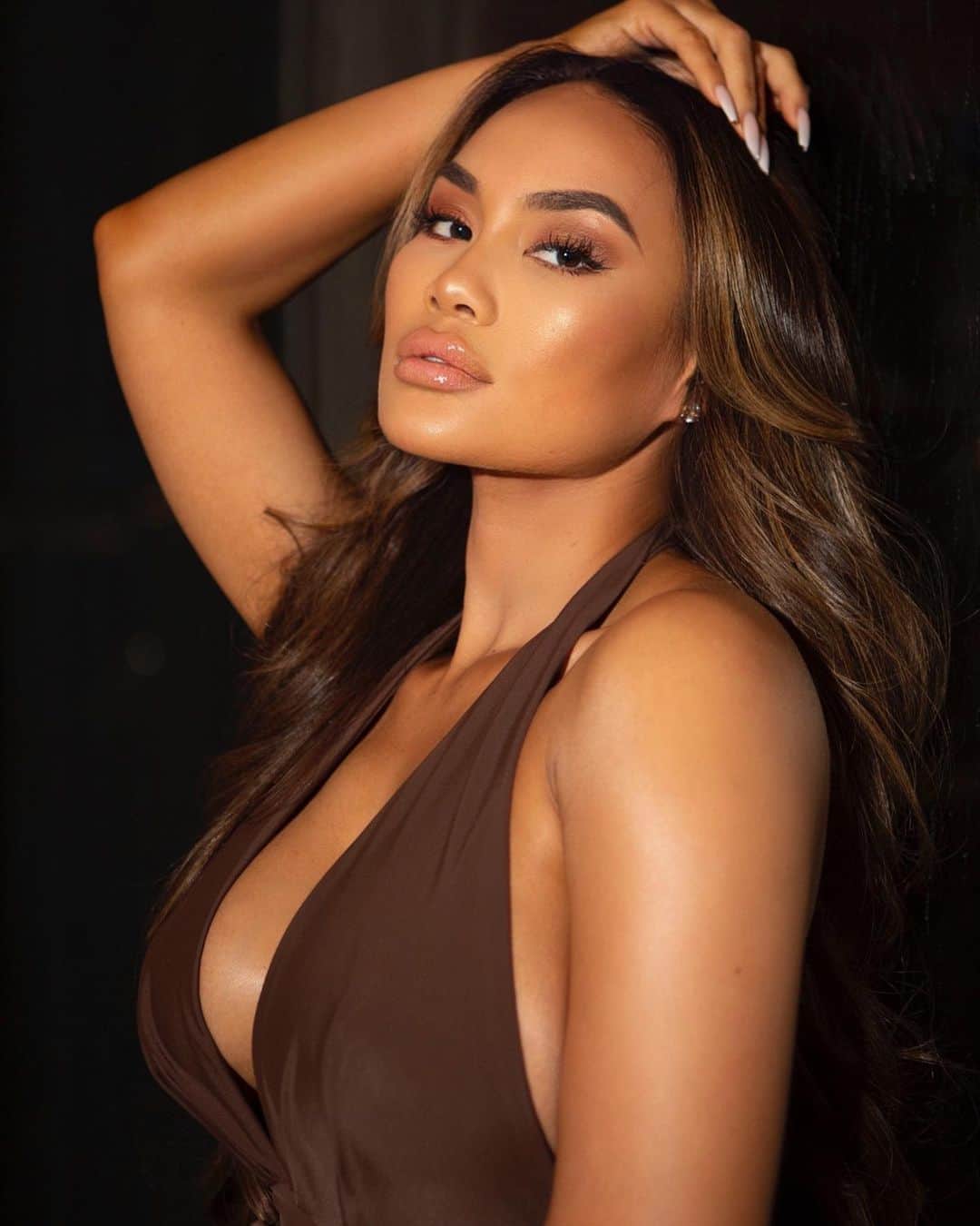 ダフネ・ジョイのインスタグラム：「Love a @mavenbeauty brown cat eye liquid eyeliner look! It’s my favorite go to for a subtle, sultry cat eye look. It’s not as bold as a black liner but still emphasizes your eye shape ✨ Get this look by using Maven Beauty’s-  •”Bold Blend” Eyeshadow palette mixed w- •”Define” dark brown eyeshadow for crease  •”Brown” liquid waterproof eyeliner  •”Thrills” lipstick  •”Dripped Out” highlighter   All these products are sold exclusively on FashionNova.com/beauty  #GlowyMakeup #BronzeBabe mavenbeautypartner」