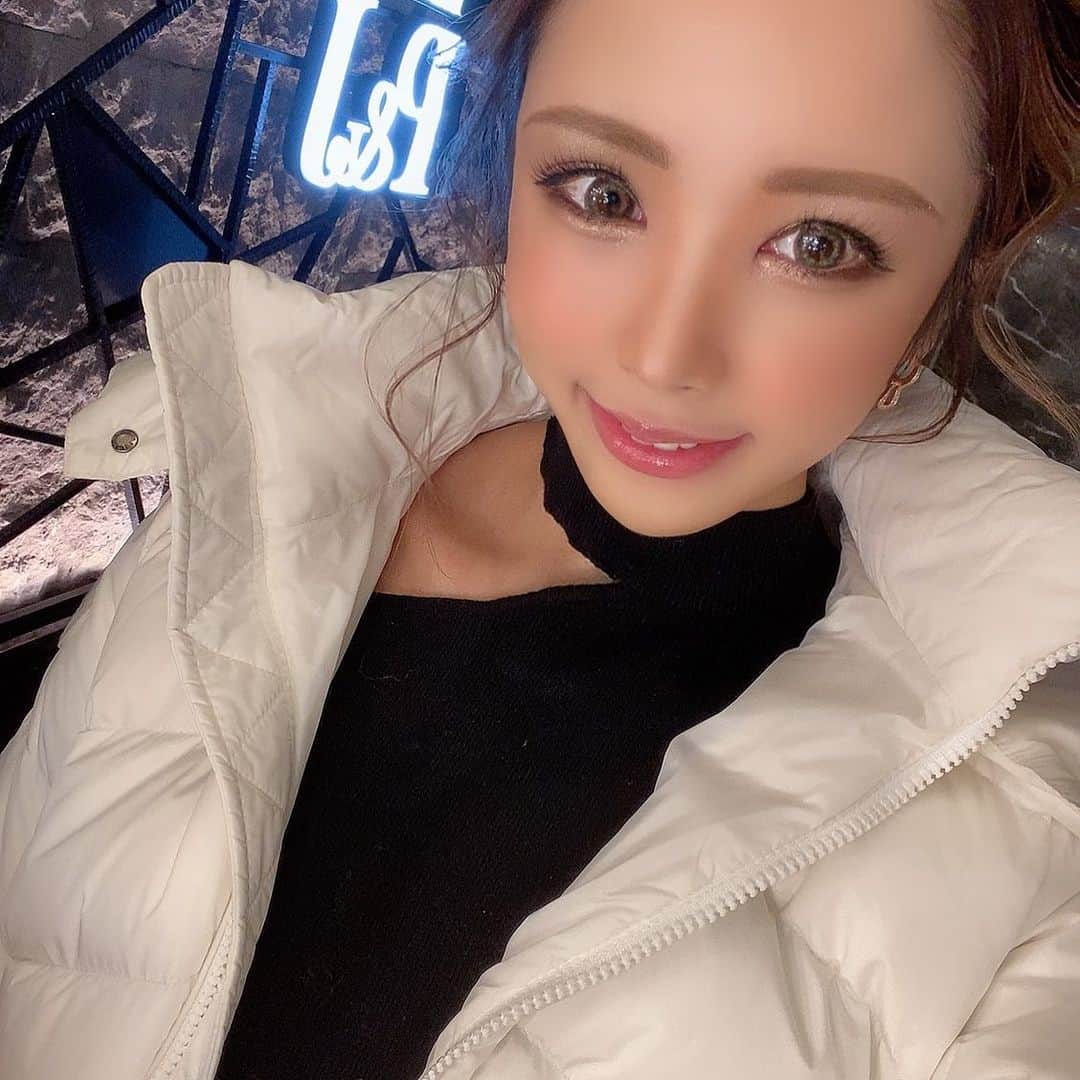 藤咲ひなたのインスタグラム：「おはようございます❤️ 今日はついについに。。。  髪染めるじぇー！！！  明るくしたらだめかなあ笑笑  今週は毎日やる事が多くて充実してます🥺💓 ただ、お店は暇なので充実してません笑笑 おまちしてます笑笑  今日もTikTok投稿するのでみてねー❤️  P&J 札幌市中央区南４条西３丁目 N-プレイスビル 5F 011-518-1444 💋藤咲ひなた💋」