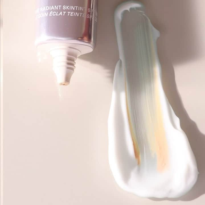 ドゥラメールのインスタグラム：「Tone up your moisture by blending in a hint of sheer coverage. A vibrant little trick for those last-minute mornings. #SkincolordelaMer」