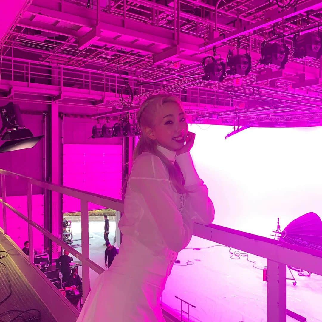 AMIのインスタグラム：「. 先日の撮影ピンクの照明可愛かったな~🛼 是非お楽しみに🌙 . . そしてRound3は2/5(金)19:00〜 こちらも要チェック🔥🔥 . . #usennextimoon #imoon #dleague #dリーグ #fashion #韓国 #l4l #좋아요 #인스타그램 #셀카 #instalike #한국」