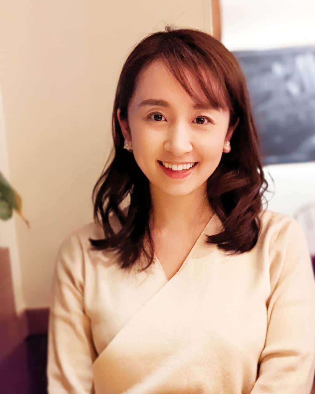 小野恵美のインスタグラム：「娘は、最近私のイヤリングが気になるようで「おはな、おはな」と指差して取ってきます😳🌼  1歳4ヶ月でも、さすが女の子👧 すでにアクセサリーやキラキラ好きなのかしら…🤭💦笑  無くされちゃいそうなので高価なものはしばらく付けられないなぁ🤣  Onepiece👗　@saisondepapillon_official  #ママ #ママコーデ #saisondepapillon  #セゾンドパピヨン #セゾンドパピヨン公式アンバサダー #onepiece #ワンピース #ワンピースコーデ #女の子ママ #女の子ベビー #1歳 #1歳児ママ #1歳4ヶ月」