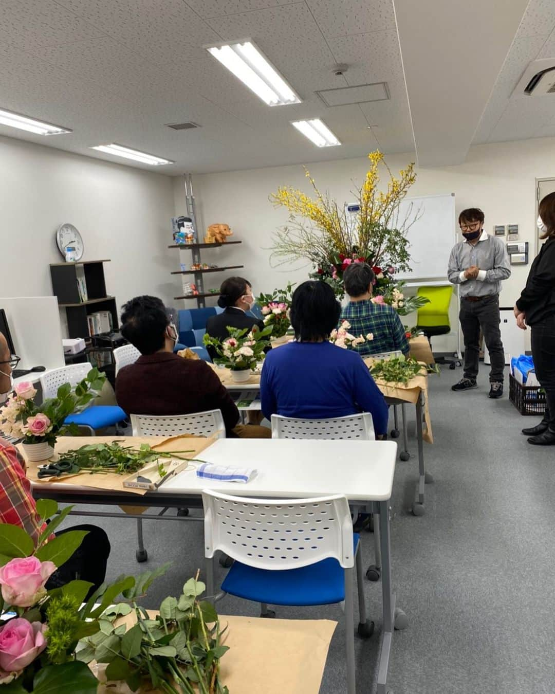 宮内 孝之 花飾人 花の妖精さんのインスタグラム写真 - (宮内 孝之 花飾人 花の妖精Instagram)「【花育・障がい者支援】 みんな笑顔で花と触れ 気持ちワクワク　顔晴れる❗️  本日もとある障がい者施設にて flowerライブショー&花育レッスン 楽しみ  https://www.takayukimiyauchi.com/  #華道家　#花空間装飾　#開運 #花のある暮し　#花風水　#ヘアーフラワー  #花のある生活　#障がい者支援　#宮内流花風水」2月3日 10時23分 - miyauchi_takayuki_flowers