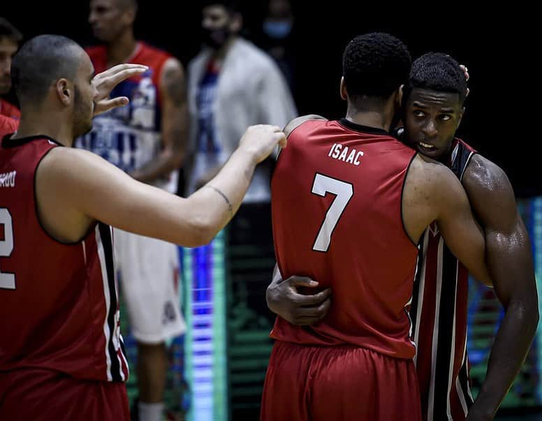 São Paulo FCさんのインスタグラム写真 - (São Paulo FCInstagram)「🏀 Gigante, o #BasqueteTricolor derrubou o atual campeão da @bclamericas: 7️⃣5️⃣ a 7️⃣2️⃣ sobre o Quimsa, da Argentina.   A partida, definida na prorrogação, contou com shows de Georginho (triplo-duplo: 15 pontos, 13 rebotes e 11 assistências) e de Lucas Mariano (duplo-duplo: 29 pontos, cestinha da partida, e 12 rebotes).   Com as duas vitórias (na segunda-feira, a equipe venceu o Universidad de Concepción, do Chile), o São Paulo termina a primeira fase como líder do grupo B. A próxima fase da BCLA será em 04 e 09 de março.  #VamosSãoPaulo 🇾🇪  📸 Divulgação/FIBA」2月3日 10時24分 - saopaulofc