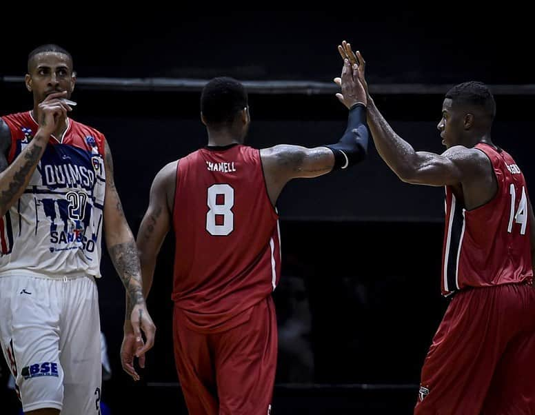 São Paulo FCさんのインスタグラム写真 - (São Paulo FCInstagram)「🏀 Gigante, o #BasqueteTricolor derrubou o atual campeão da @bclamericas: 7️⃣5️⃣ a 7️⃣2️⃣ sobre o Quimsa, da Argentina.   A partida, definida na prorrogação, contou com shows de Georginho (triplo-duplo: 15 pontos, 13 rebotes e 11 assistências) e de Lucas Mariano (duplo-duplo: 29 pontos, cestinha da partida, e 12 rebotes).   Com as duas vitórias (na segunda-feira, a equipe venceu o Universidad de Concepción, do Chile), o São Paulo termina a primeira fase como líder do grupo B. A próxima fase da BCLA será em 04 e 09 de março.  #VamosSãoPaulo 🇾🇪  📸 Divulgação/FIBA」2月3日 10時24分 - saopaulofc