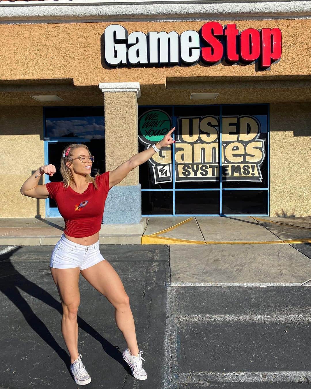 Lauren Drain Kaganのインスタグラム：「Just a smooth brained blonde bimbo doing her part🤪 I’ve got 💎🙌🏼 Who’s in on the action? 🚀📈 #gme」