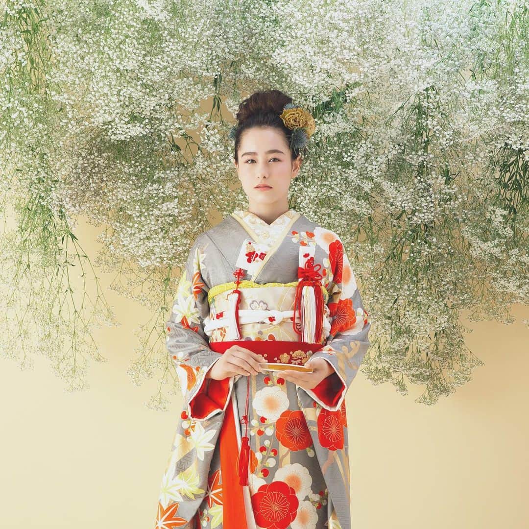 CLAIREのインスタグラム：「伝統の引き振袖をここ最近の流行り、グレーベースカラーで👘 ・ 柔らかく垢抜けます✨ ・ @clairebridalstudio」