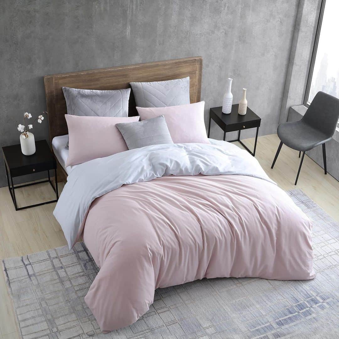 ケネスコールのインスタグラム：「Escape the blanket of snow by enjoying a well-deserved bed-day. Our latest bedding sets will inspire you to WFB (Work From Bed). #BedIn #Noreaster #FeelingCozy  When you shop at KennethCole.com, in recognition of Black History Month, we’ll donate to The New York Public Library in support of The Harry Belafonte Black Liberation Speaker Series. Info link in bio.」