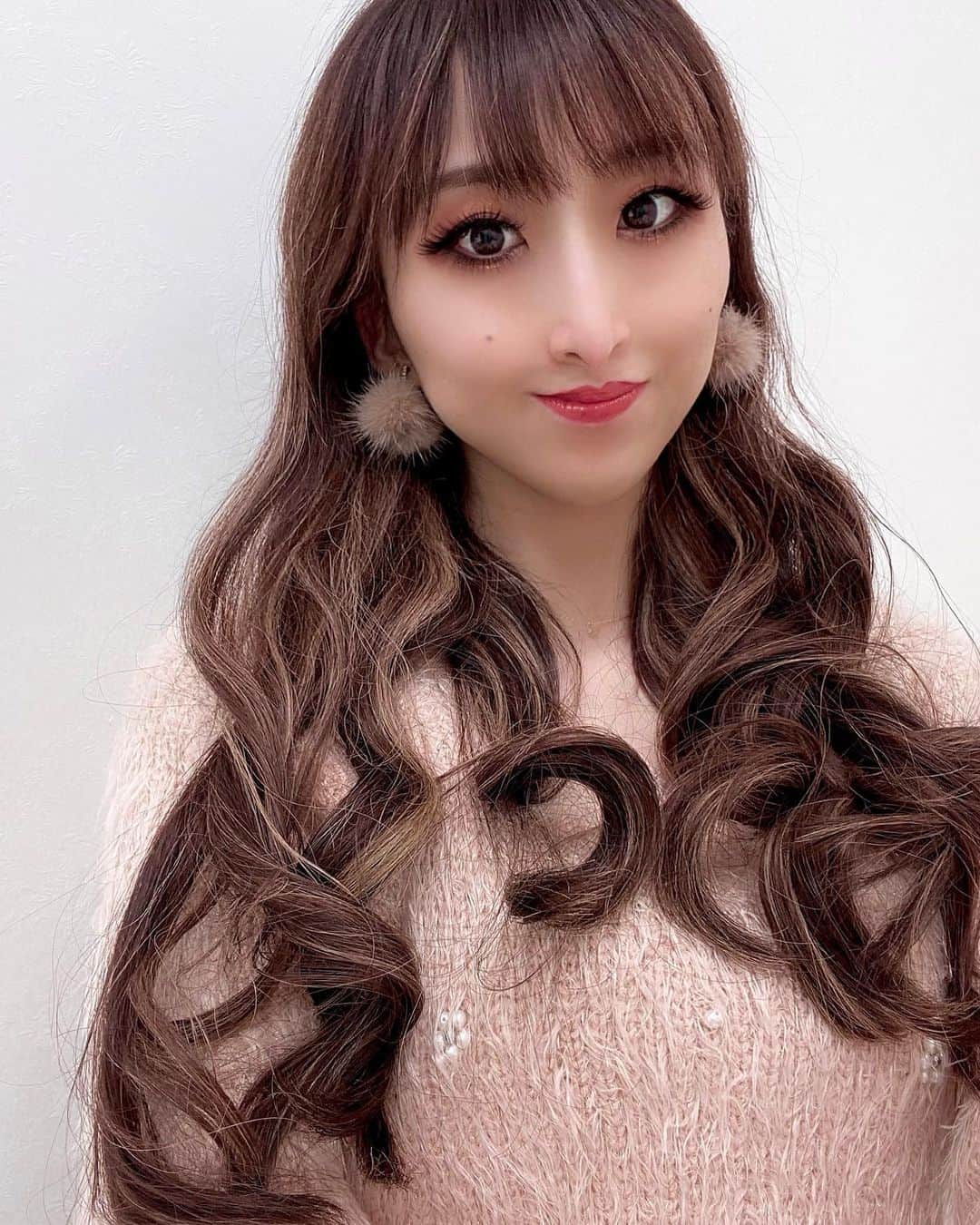 Erenaのインスタグラム：「⚜️🪞Sonic Fit ｿﾆｯｸﾌｨｯﾄ🪞⚜️ ﾘﾘｰｵﾝ本店 @rilleeon.osaka で  お手入れしてから直後よりも…  "3週間後に更なる効果が出てくる" 楽しみだな🥰 キレイになりますように…♥️ . ♢♦︎メニュー内容♦︎♢ ｿﾆｯｸﾌｨｯﾄ(全顔+首)通常90分 . II▶︎Sonic Fit ｿﾆｯｸﾌｨｯﾄ II▶︎少し前に美容クリニックで人気だった「ハイフ」の効果を超える‼︎!!! と…今業界で最も注目の最新リフトアップマシン。 . II▶︎効果II▶︎たるみ,むくみ,小顔,美白,シミ,シワ,毛穴,ニキビ,肌質改善,顔の脂肪,二重顎,法令線,肌のくすみを無くす,首のシワ改善,首の凝りをほぐす . II▶︎URL II▶︎https://rillee-on.com/ . . #rilleeon#sonicfit#salon#antiaging#liftup#osaka#リリーオン#ソニックフィット#小顔#リフトアップ#美容#最新リフトアップマシン#たるみ改善#美白#シミシワ改善#肌質改善#法令線#首のシワ改善#ハイフを超えるリフトアップ#アンチエイジング#美#より美しく#キレイになりたい#美しさにゴールがない」
