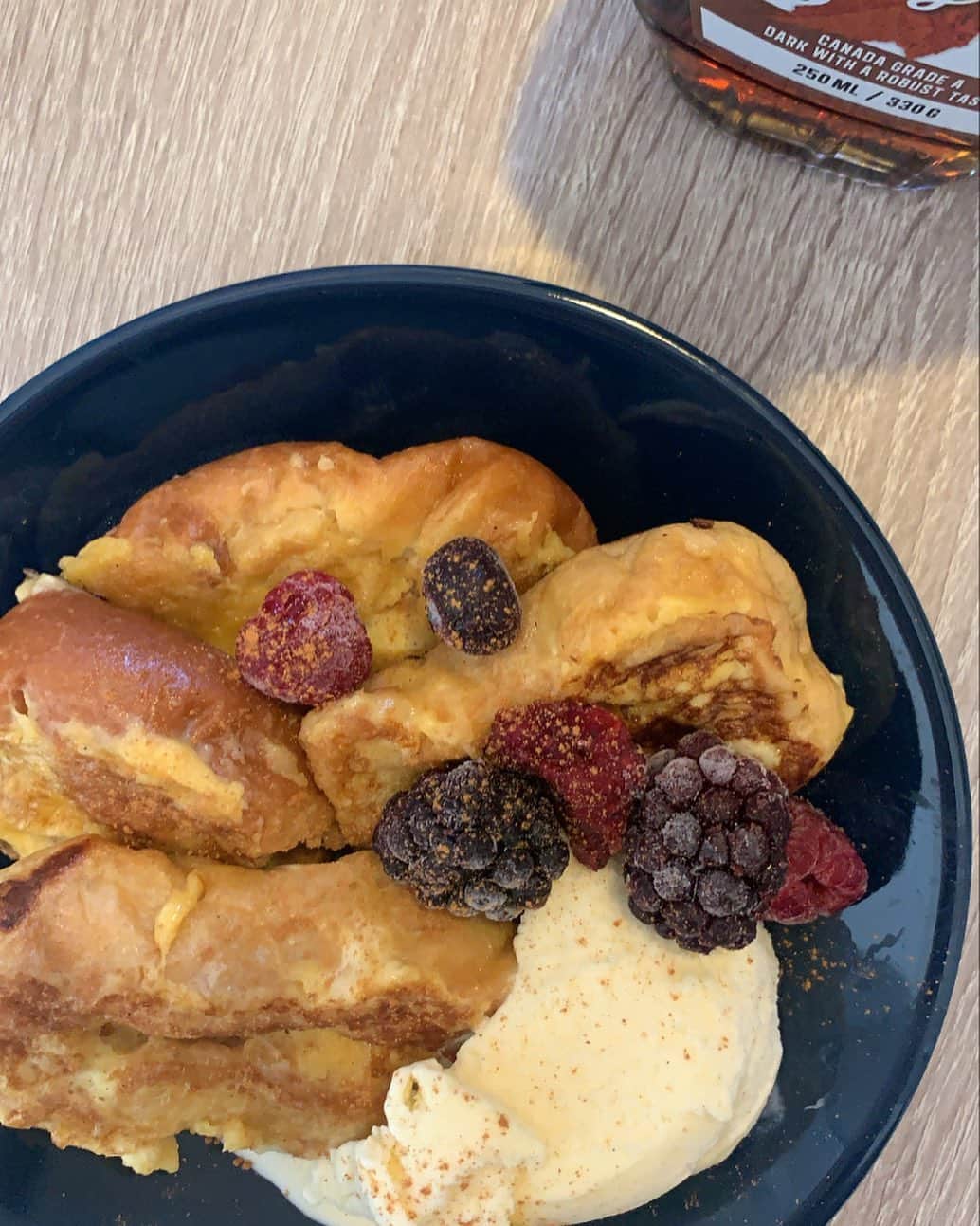 ソフィアのインスタグラム：「🌞🍽 . LAWSONのブランパンと 低糖質アイスでフレンチトーストの日🥰 #お皿ギリギリ」