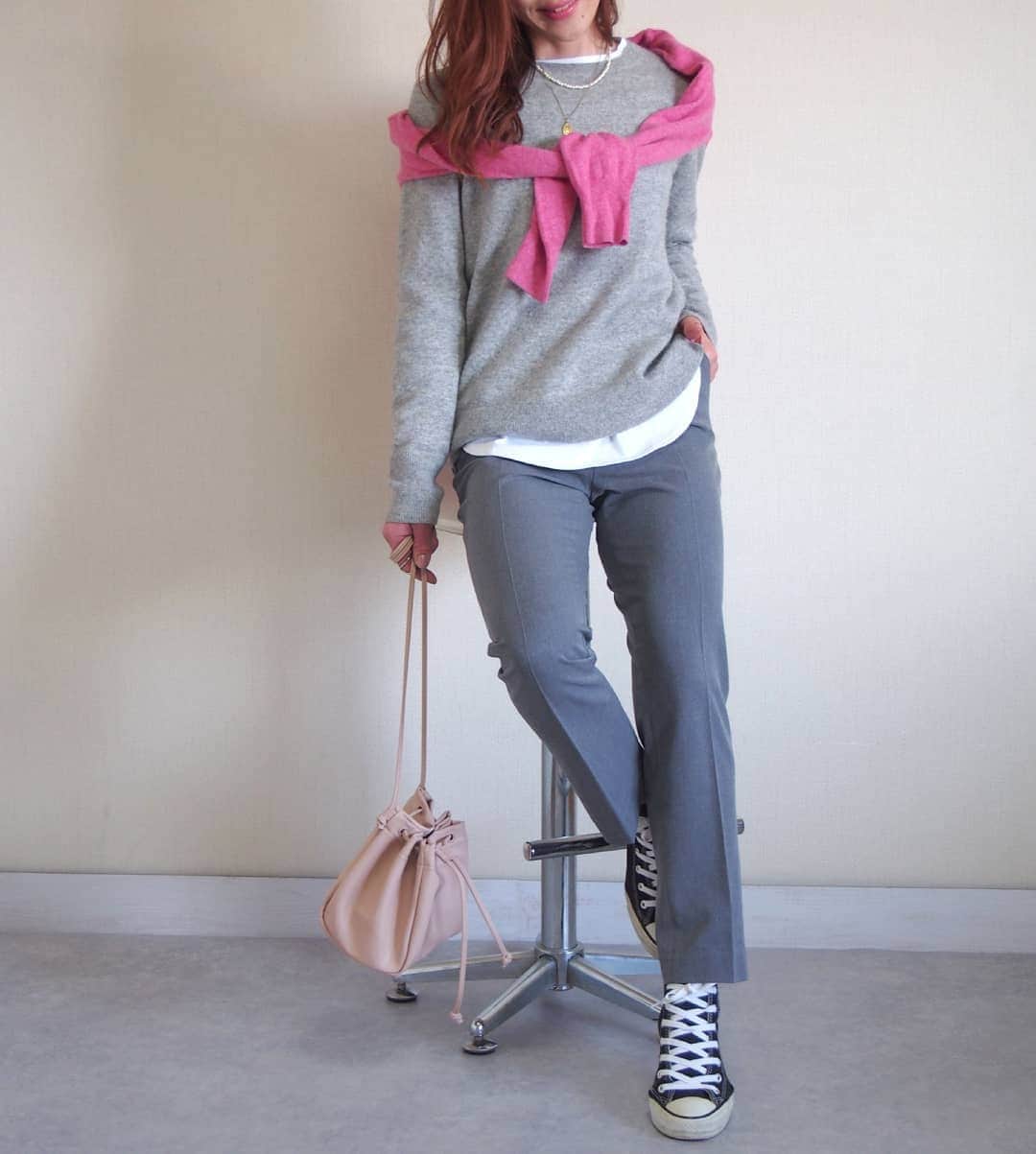 nori0620のインスタグラム：「uniqlo style…………🌻  スニーカーとアクセサリー以外はuniqloアイテムで  主役にも名脇役にもなれる カシミヤニット達 カラーセーターはポイント使いにも  重ね着に、ものすごく使える #コットンロングシャツテールt  優しいピンクの巾着バッグは、長財布も入る収納がうれしい🌸  #レザータッチドローストリングバッグ  #ニット#パンツ#バッグ#カットソー @uniqlo #スニーカー @converse  #instafashion#fashion#fashionsnap#code#outfit#uniqlo#ユニクロ21春夏何買った#uniqlo2021ss#uniqloginza2021ss#ユニクロコーデ#上下ユニクロ#カシミヤクルーネックセーター#スマートアンクルパンツ#コットンロングシャツテールt#レザータッチドローストリングバッグ#パールネックレス#journalstandard#ママファッション#ママコーデ#プチプラコーデ#mamafashion#locari」