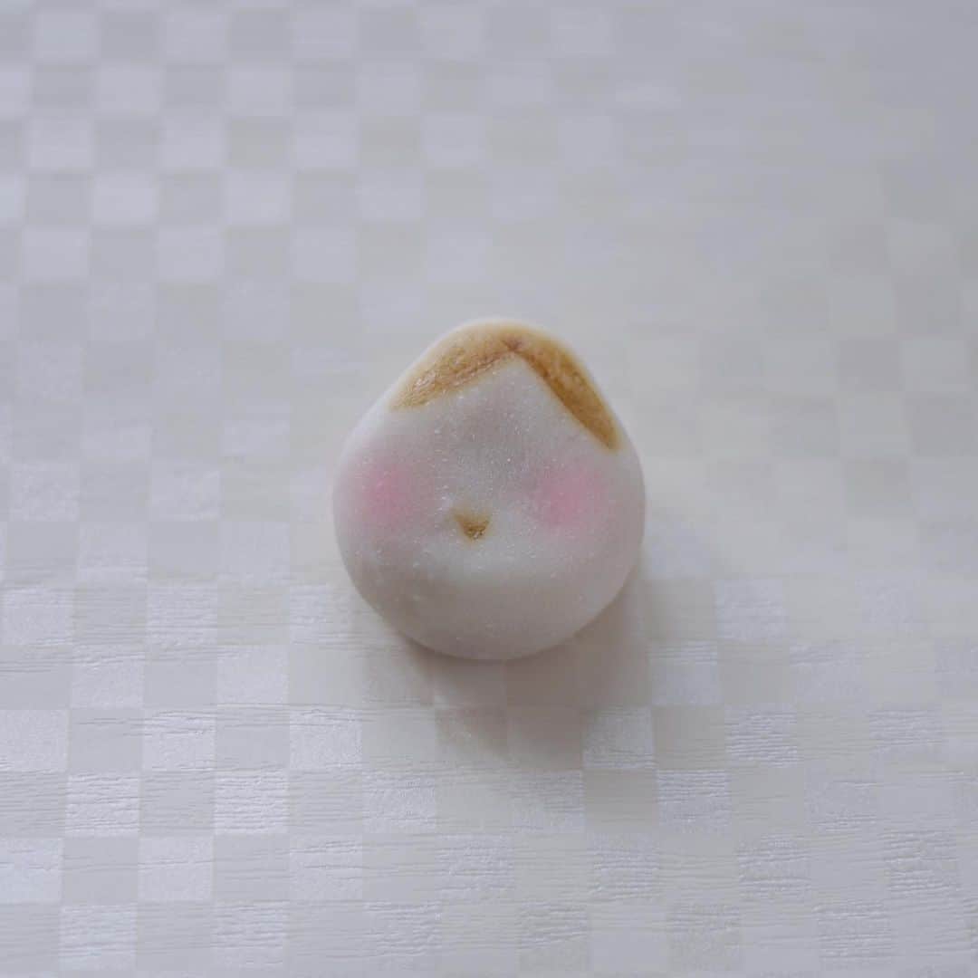YUKI FUJIWARAのインスタグラム：「今日の和菓子: お多福 立春。 長かった冬が終わり、 あたたかな陽が生命を優しく包む季節。 邪気を祓い、福を呼び込み、 平穏な日常をもう一度。  Today’s Wagash : Smile When the east wind melts the ice, warm sunshine gently embraces living things.  Finally, the depths of winter is over and spring is beginning to show its head. Setsubun (節分) is the day before the beginning of spring in the old calendar in Japan. We celebrate with bean-throwing and Otafuku ( fuku ) which symbolizes good luck to scare evil away to welcome good fortune.  May this year be full of smiles.」
