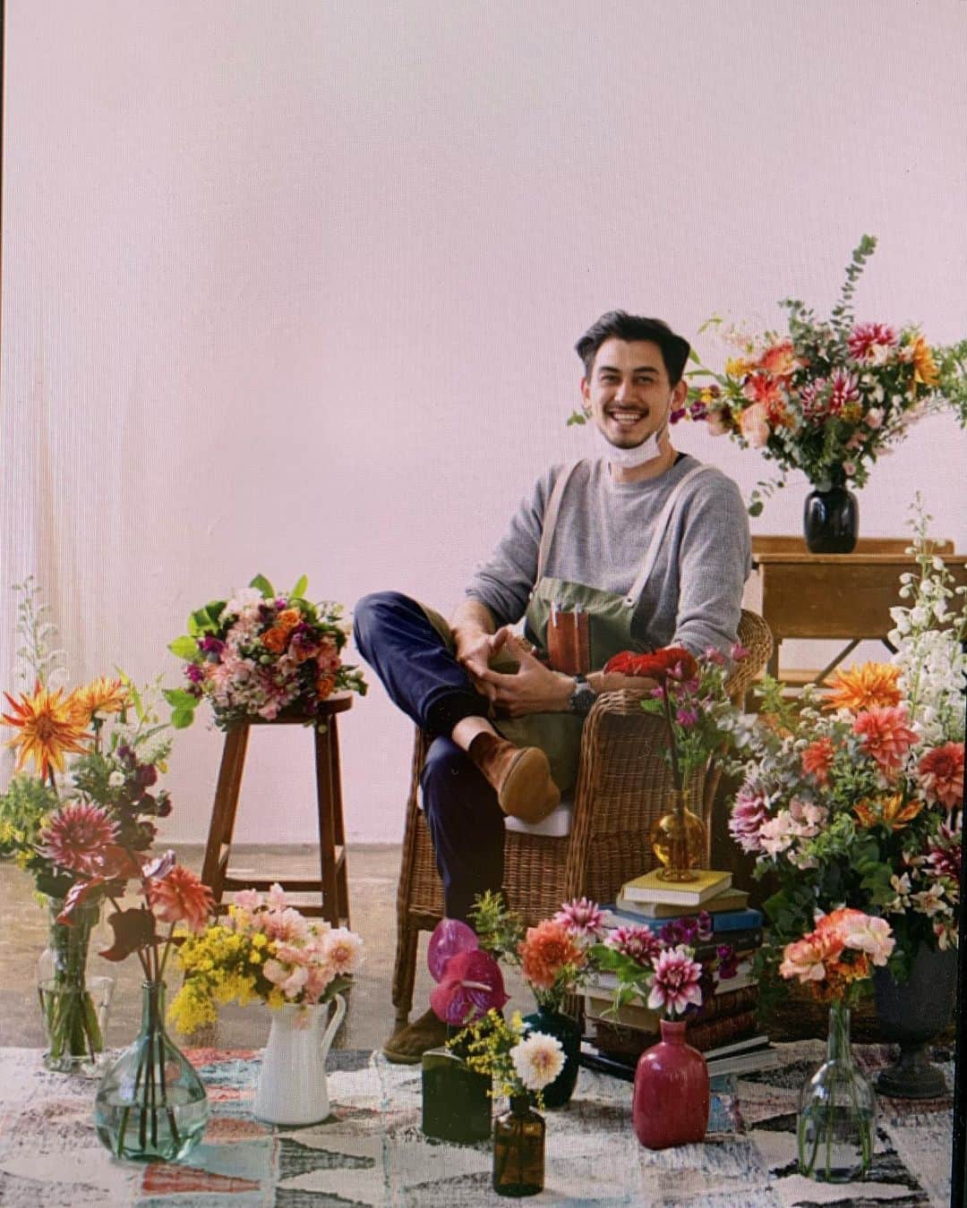 のインスタグラム：「某広告、本物は俺では無くかわいいモデルさんになりますw　  #flowers #akivazama #hanatombo」