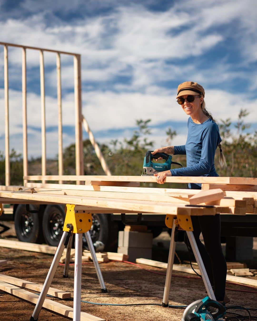 Travis Burkeさんのインスタグラム写真 - (Travis BurkeInstagram)「Day 4 of our tiny house build and what an awesome experience it’s been to build our own home so far!  Swipe right to see the progress.   Huge thanks to @gypsealaysea’s dad, @smyrnasurfer for driving across the country to help us with this initial phase of the build. His lifetime of knowledge in the art of construction has been incredibly helpful and humbling to witness first hand. I’ve always had a passion for building and working with my hands so I’ve had a blast absorbing and learning so many new skills already!   It’s been great sharing this all with @gypsealaysea and impressive watching her tackle so many new skills as well ❤️! Plus she’s been making and sharing these videos everyday.   Feel free to ask questions about the build and stay tuned for more 🛠🙌🏼.  #tinyhouse #tinyhousenation #tinyhousebuild #homeiswhereyouparkit」2月3日 10時35分 - travisburkephotography