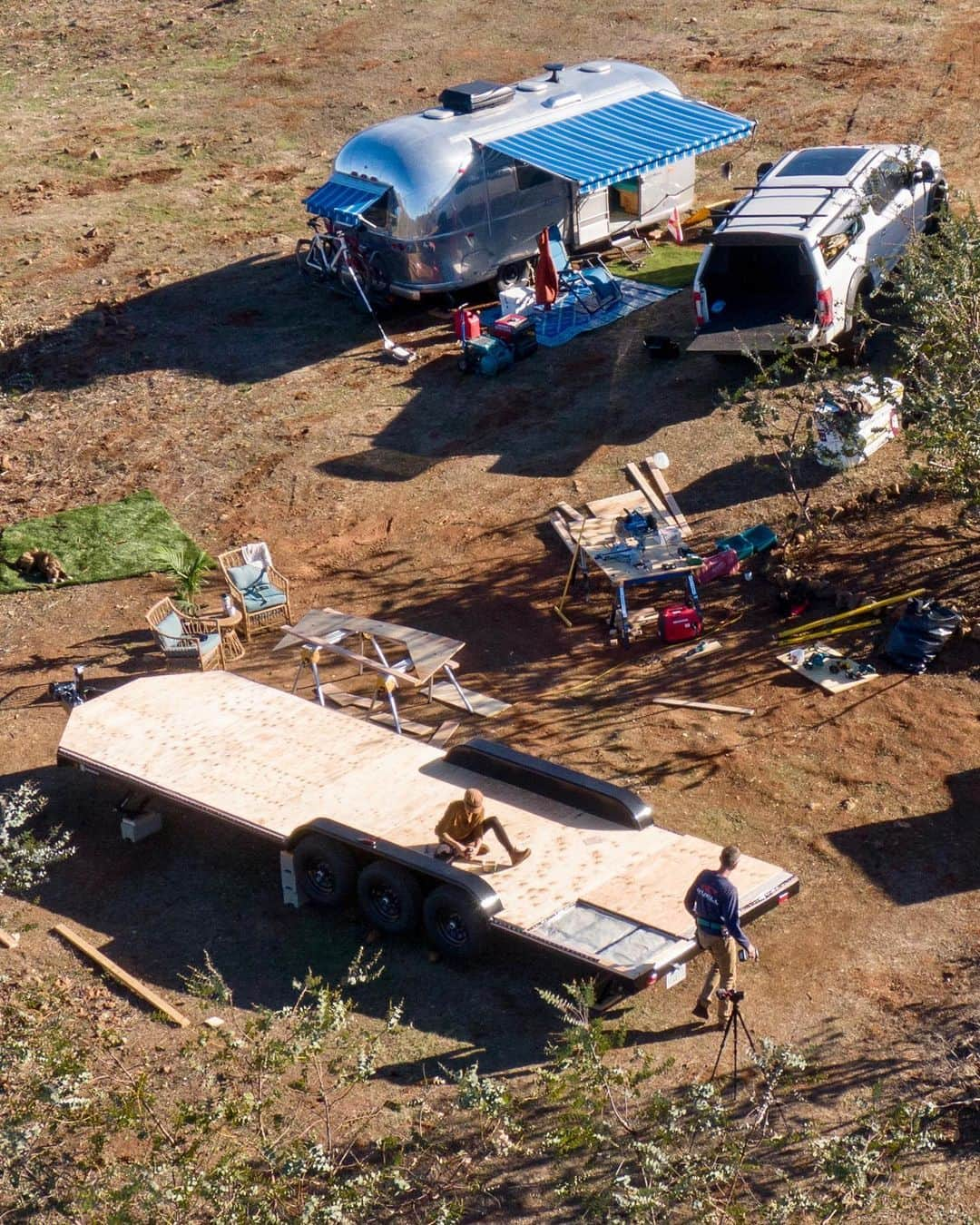 Travis Burkeさんのインスタグラム写真 - (Travis BurkeInstagram)「Day 4 of our tiny house build and what an awesome experience it’s been to build our own home so far!  Swipe right to see the progress.   Huge thanks to @gypsealaysea’s dad, @smyrnasurfer for driving across the country to help us with this initial phase of the build. His lifetime of knowledge in the art of construction has been incredibly helpful and humbling to witness first hand. I’ve always had a passion for building and working with my hands so I’ve had a blast absorbing and learning so many new skills already!   It’s been great sharing this all with @gypsealaysea and impressive watching her tackle so many new skills as well ❤️! Plus she’s been making and sharing these videos everyday.   Feel free to ask questions about the build and stay tuned for more 🛠🙌🏼.  #tinyhouse #tinyhousenation #tinyhousebuild #homeiswhereyouparkit」2月3日 10時35分 - travisburkephotography