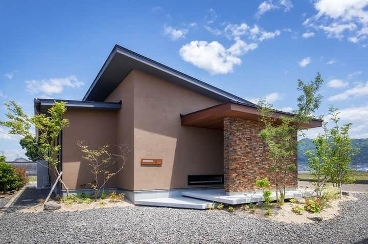 コラボハウス一級建築士事務所さんのインスタグラム写真 - (コラボハウス一級建築士事務所Instagram)「田園に囲まれた環境を生かした⠀ 開放的でのびのびと暮らせる家。⠀ 自然素材を用いた外観が、⠀ 風景にうまく溶け込んでいます。⠀ .⠀ こちらのお家は⠀ ホームページの施工例に⠀ 「くじらが住む石壁の平屋」として⠀ ご紹介しています。⠀ @collabo_house　のURLより⠀ ご覧ください。⠀ #外観#ファサード#石壁#平屋#塗り壁#庭のある暮らし#無垢床#自然素材#くじら#植栽#緑のある暮らし #自分らしい暮らし #デザイナーズ住宅 #注文住宅新築 #設計士と直接話せる #設計士とつくる家 #コラボハウス #インテリア #愛媛 #香川 #マイホーム」2月3日 10時37分 - collabo_house