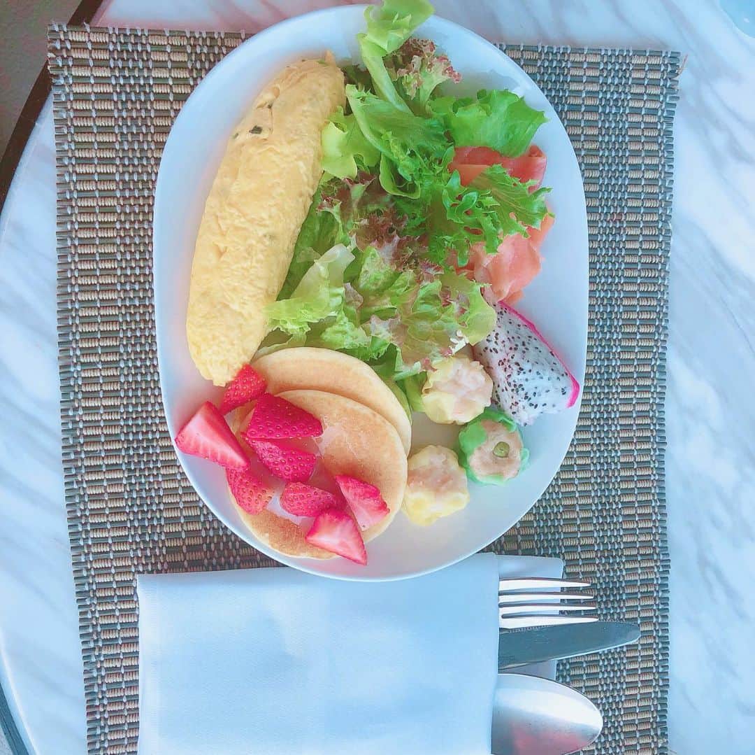 まんまるとまとさんのインスタグラム写真 - (まんまるとまとInstagram)「早く海外いきたい 日本も行ったことないところ ばかりだから 行きたいな🐣🍅 . … … #travel #hongkong #disneyland  #visithongkong #vegetables #cafe #海外旅行 #香港 #香港旅行  #일본어 #메리어트 #아침식사 #디즈니 #여행 #해외여행 #女子旅  #旅 #タビジョ #温泉旅行  #トラベル #香港ディズニーランド #香港グルメ  #香港ディズニー #朝食 #朝食プレート  #朝ごはん」2月3日 10時37分 - manmaru_tomato