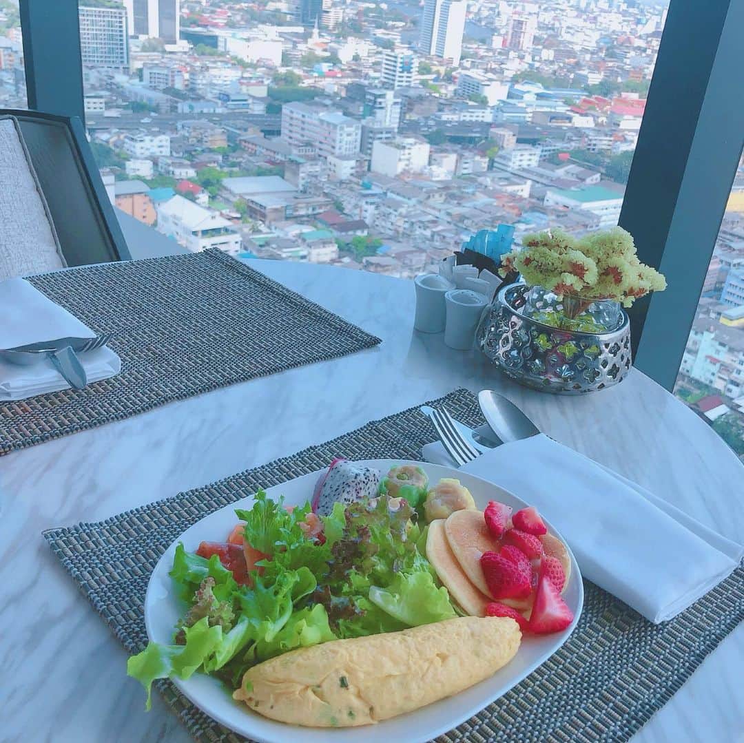 まんまるとまとさんのインスタグラム写真 - (まんまるとまとInstagram)「早く海外いきたい 日本も行ったことないところ ばかりだから 行きたいな🐣🍅 . … … #travel #hongkong #disneyland  #visithongkong #vegetables #cafe #海外旅行 #香港 #香港旅行  #일본어 #메리어트 #아침식사 #디즈니 #여행 #해외여행 #女子旅  #旅 #タビジョ #温泉旅行  #トラベル #香港ディズニーランド #香港グルメ  #香港ディズニー #朝食 #朝食プレート  #朝ごはん」2月3日 10時37分 - manmaru_tomato