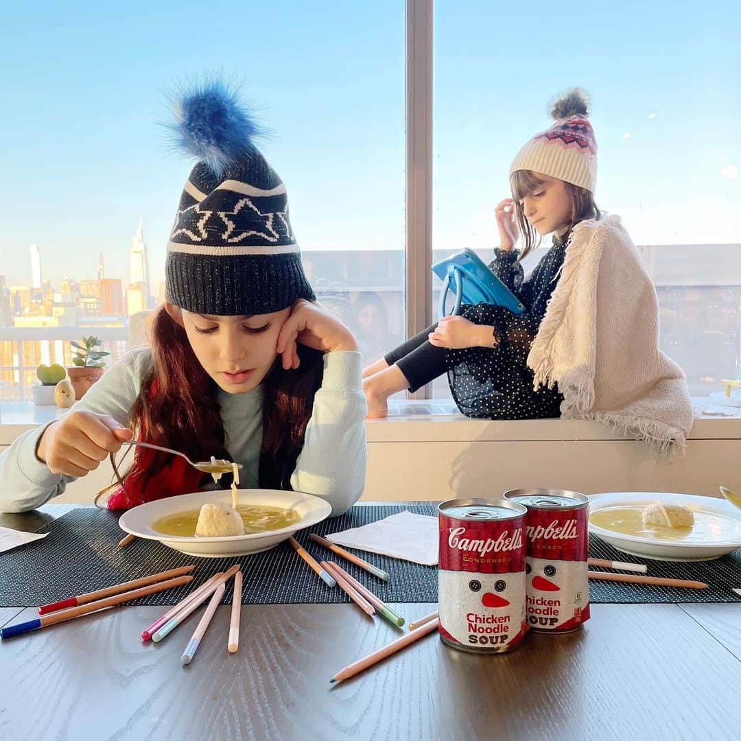 Ilana Wilesさんのインスタグラム写真 - (Ilana WilesInstagram)「#ad Snow Days were always the best days as a kid. You'd wake up, learn that school was canceled and then spend the whole day building snowmen, sledding and then coming inside for a warm bowl of soup. I was so happy both my kids’ schools gave them a real snow day yesterday. Our family's favorite soup is matzoh ball and I love how easy is it to toss a ball into a bowl of @Campbells Chicken Noodle Soup. Even though many kids are attending school virtually this year, @Campbells believes that we should still honor the Snow Day. They are asking parents to join the #SaveTheSnowDay movement to keep this cherished winter tradition alive. Go to the link in my bio to take the #SaveTheSnowDay pledge! #Campbells」2月3日 10時38分 - mommyshorts