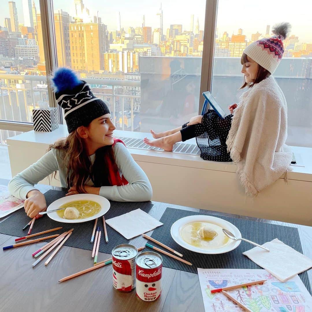 Ilana Wilesのインスタグラム：「#ad Snow Days were always the best days as a kid. You'd wake up, learn that school was canceled and then spend the whole day building snowmen, sledding and then coming inside for a warm bowl of soup. I was so happy both my kids’ schools gave them a real snow day yesterday. Our family's favorite soup is matzoh ball and I love how easy is it to toss a ball into a bowl of @Campbells Chicken Noodle Soup. Even though many kids are attending school virtually this year, @Campbells believes that we should still honor the Snow Day. They are asking parents to join the #SaveTheSnowDay movement to keep this cherished winter tradition alive. Go to the link in my bio to take the #SaveTheSnowDay pledge! #Campbells」