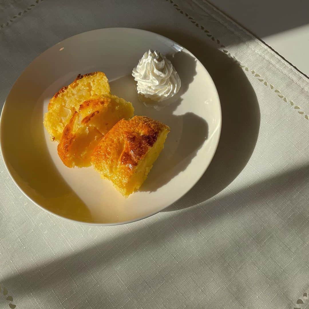 のインスタグラム：「最近お家でパウンドケーキ作るのにハマってる〜。 失敗して形が悪くなったけど味は美味しくできた😌 これはりんごとヨーグルトを入れて焼いてみた✨  #おうちごはん　 #パウンドケーキ #お菓子作り  #おうちカフェ」