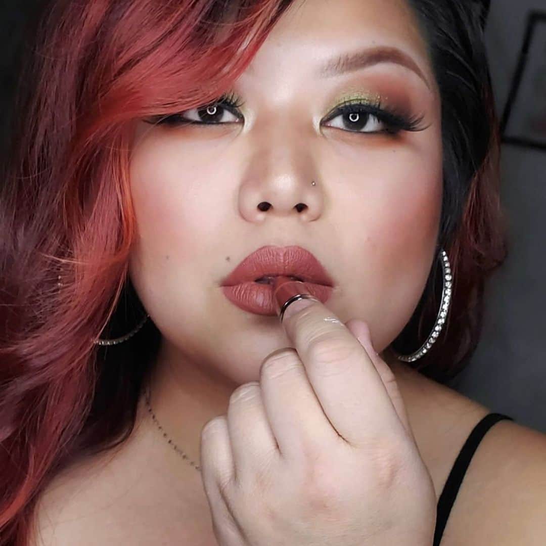 Motives Cosmeticsのインスタグラム：「Conquer the world in our cream lipsticks 💋 @vlaipadeeyang is wearing shade Sweet and Sour✨ Motives Babes! Stay tuned because at 1PM EST we are sharing something really special with you all! Here’s a clue: 💄 💄 💄 💄 Can’t wait?!Visit our stories to be the first to know what it is 😘」