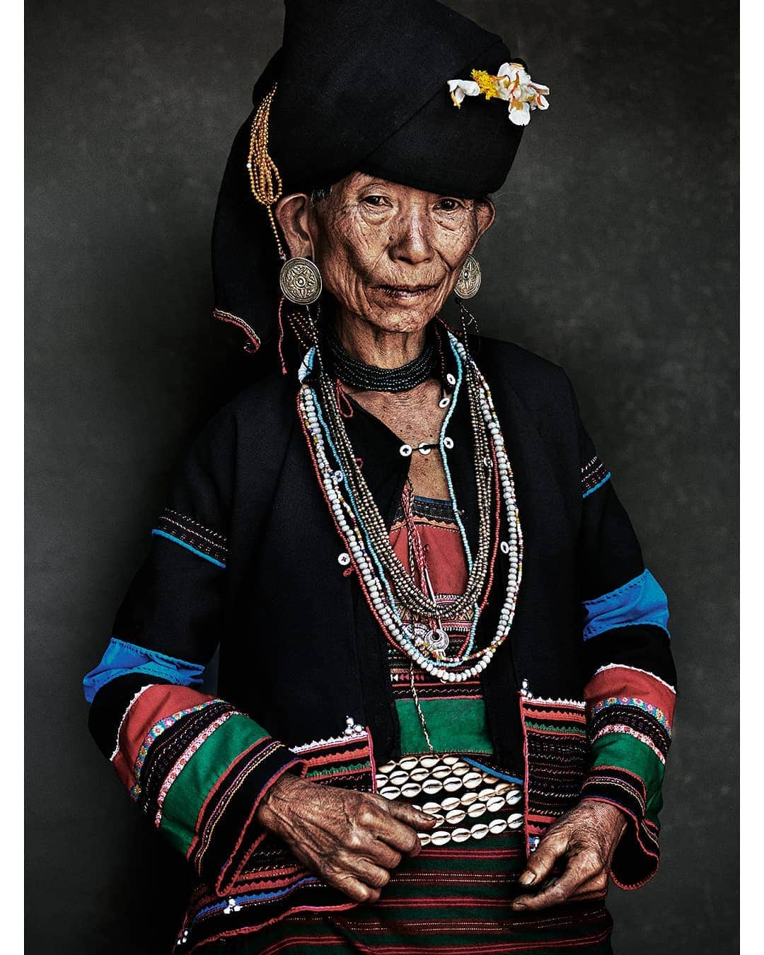 マリオ・テスティーノのインスタグラム：「A BEAUTIFUL WORLD Thinking of the wonderful people of Myanmar. _ Pensando en las maravillosas personas de Myanmar.  MYANMAR, AKHE WOMAN,  2018  #ABeautifulWorld #MarioTestino #Myanmar」