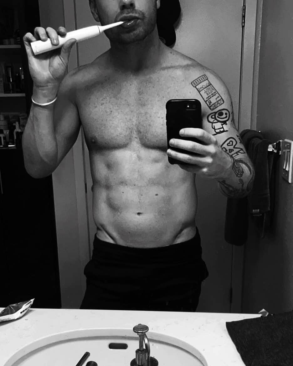 レオン・エルスのインスタグラム：「😬」