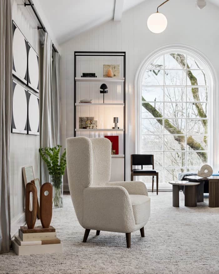 Homepolishのインスタグラム：「Create cozy nooks using complementary tones and textures like this reading area designed by @meyerdavis. The nubby Teddy chair plays off the crisp carpet for a cohesive finish. Photo by @rachelpaulphoto.  For more pro tips and design inspo, click the link in bio.」