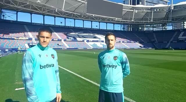 オスカル・デュアルテのインスタグラム：「Sabemos que tenemos por delante una oportunidad de hacer historia. Lo vamos a dar todo en la cancha. Los queremos sentir muy cerca 🙌🏻 🐸 🔴🔵 @levanteud   #TusColoresSonLosMíos」