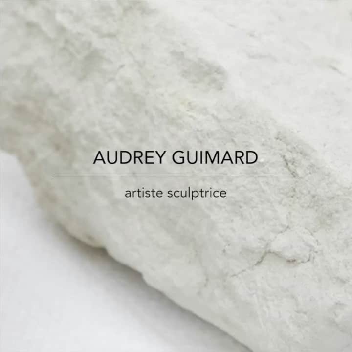 のインスタグラム：「Portrait d'une femme inspirante - Audrey Guimard  Artiste Sculptrice ⠀⠀⠀⠀⠀⠀⠀⠀⠀ « Comprendre d'ou l'on vient, que l'on fait partie d'un tout, qu'en étant ouvert, humble, intègre, généreux, créatif , solidaire, bienveillant mais aussi exigeant et juste, les cercles s'ouvrent et nous nous répondons tous comme dans une grande chorale. » ⠀⠀⠀⠀⠀⠀⠀⠀⠀ @audreyguimi porte la chemise NESS et le jeans ALFRED Disponible sur notre e-shop - Link en bio ⠀⠀⠀⠀⠀⠀⠀⠀⠀ Photo @herve_coutin ⠀⠀⠀⠀⠀⠀⠀⠀⠀ #audreygimi #hervecourtin #valentinegauthier」