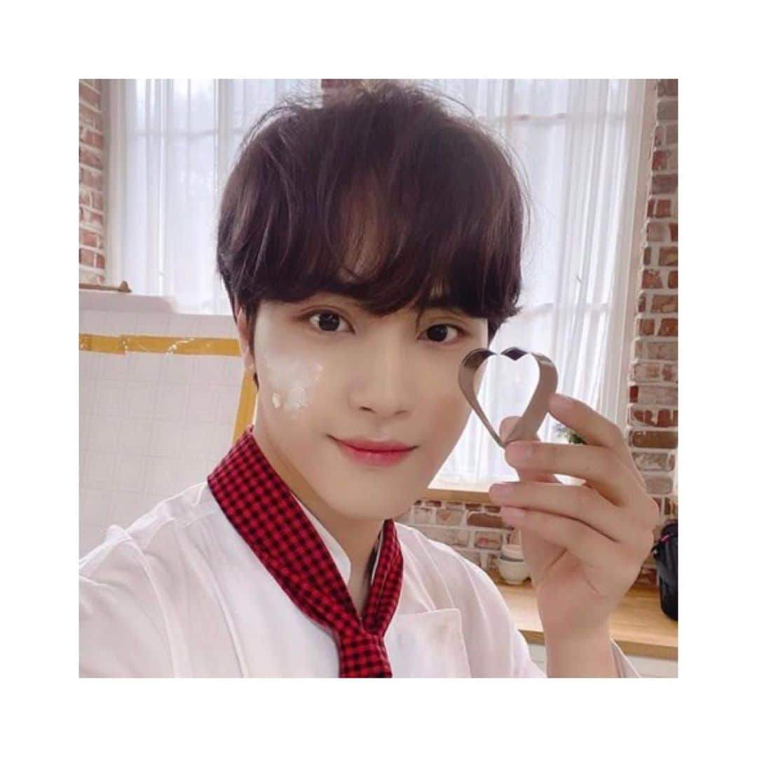 チュ・ハンニョンさんのインスタグラム写真 - (チュ・ハンニョンInstagram)「210202 • [IG: @official_theboyz ] "A photo that THE B wants to see‼️ What are they shooting for?🧐"」2月3日 1時55分 - hak_nyeon