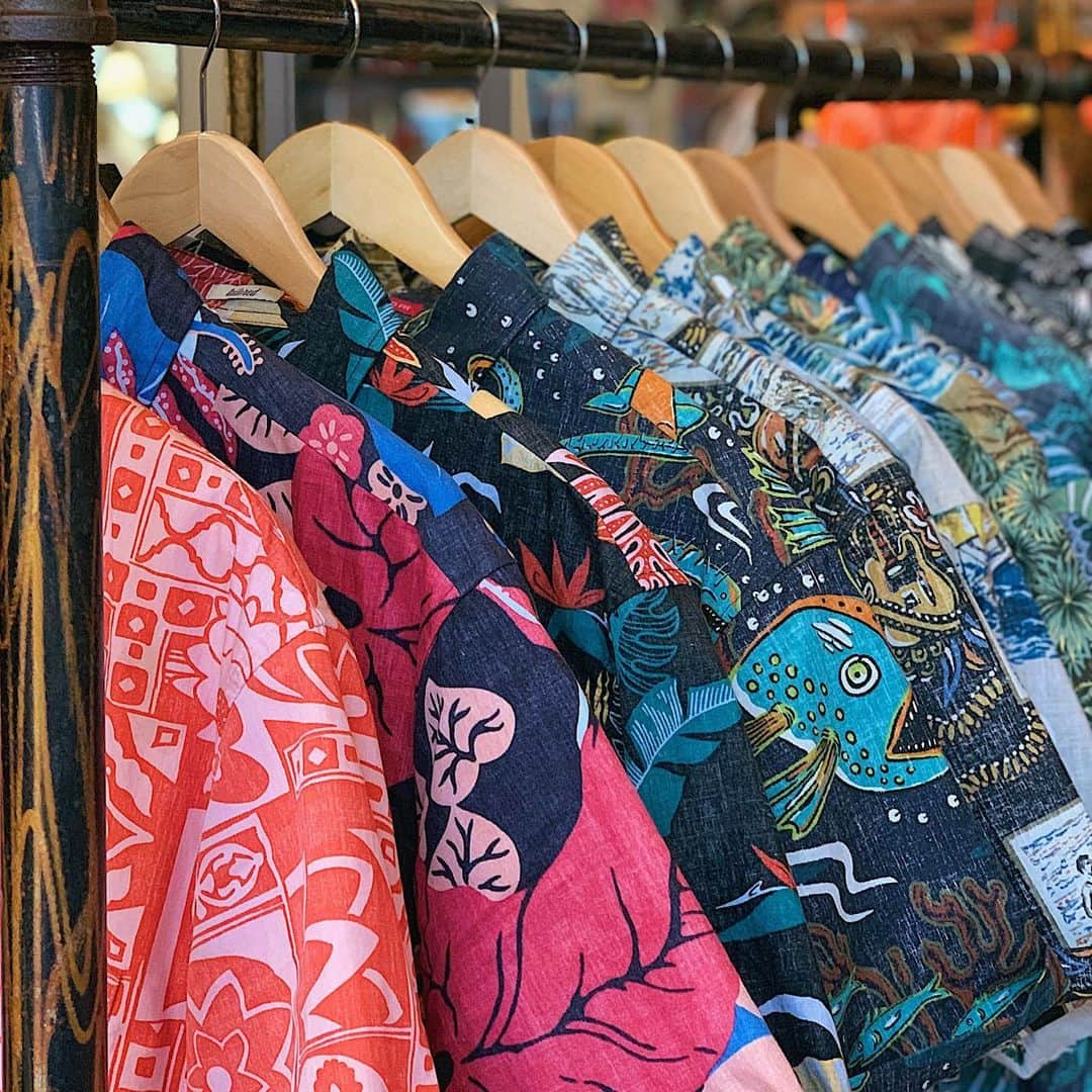 レインスプーナーのインスタグラム：「As the most collected Aloha shirt on earth, many of our customers have outstanding collections that tell many stories. We love seeing photos of your collections and want to share them with our community. Today we are excited to launch “Collectors Closet” to highlight our favorite collections — and we would love to feature yours. To be considered for a feature click the link in bio and share your photos. Swipe through to see some examples of closets we love.」