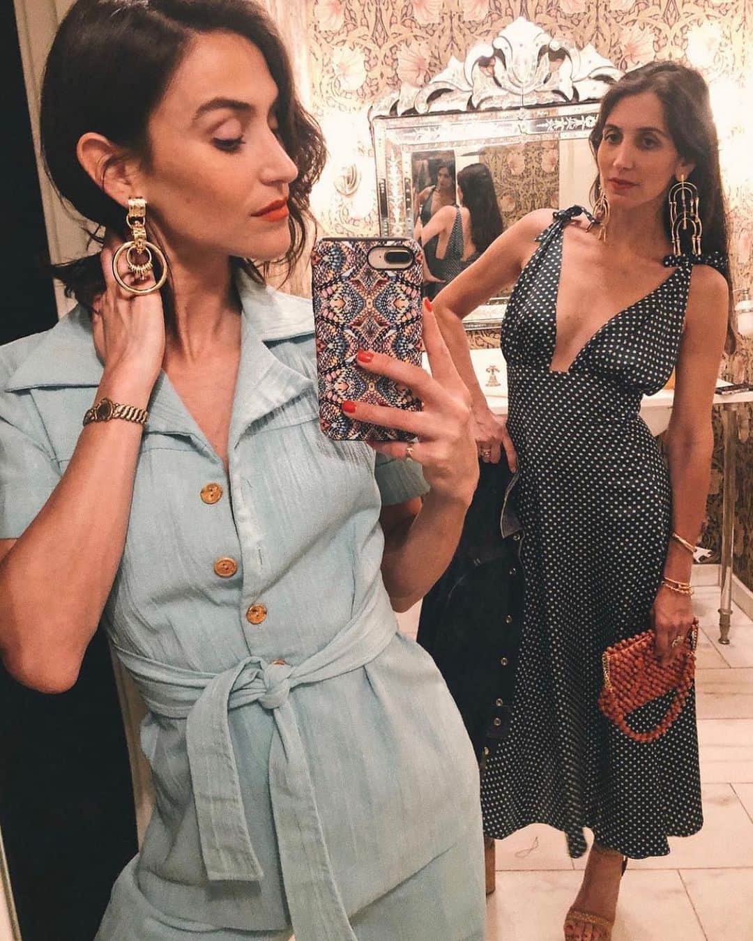 ダニジョーのインスタグラム：「Missing my sister 👯‍♀️🖤 Tag someone you can’t wait to hug again ↓」